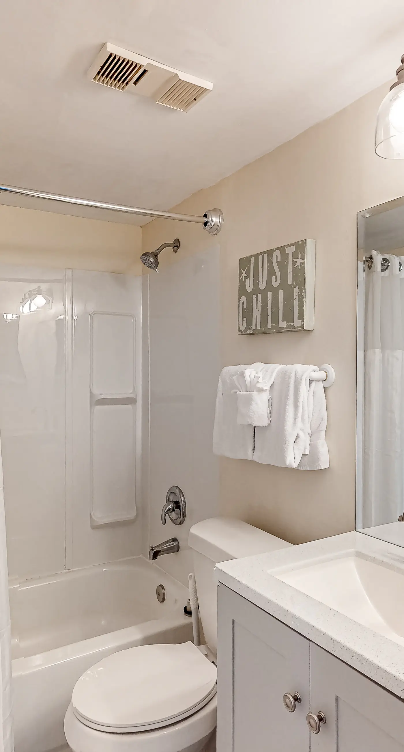 Secluded beach escape with panoramic Gulf view, tennis courts, balcony & W/D