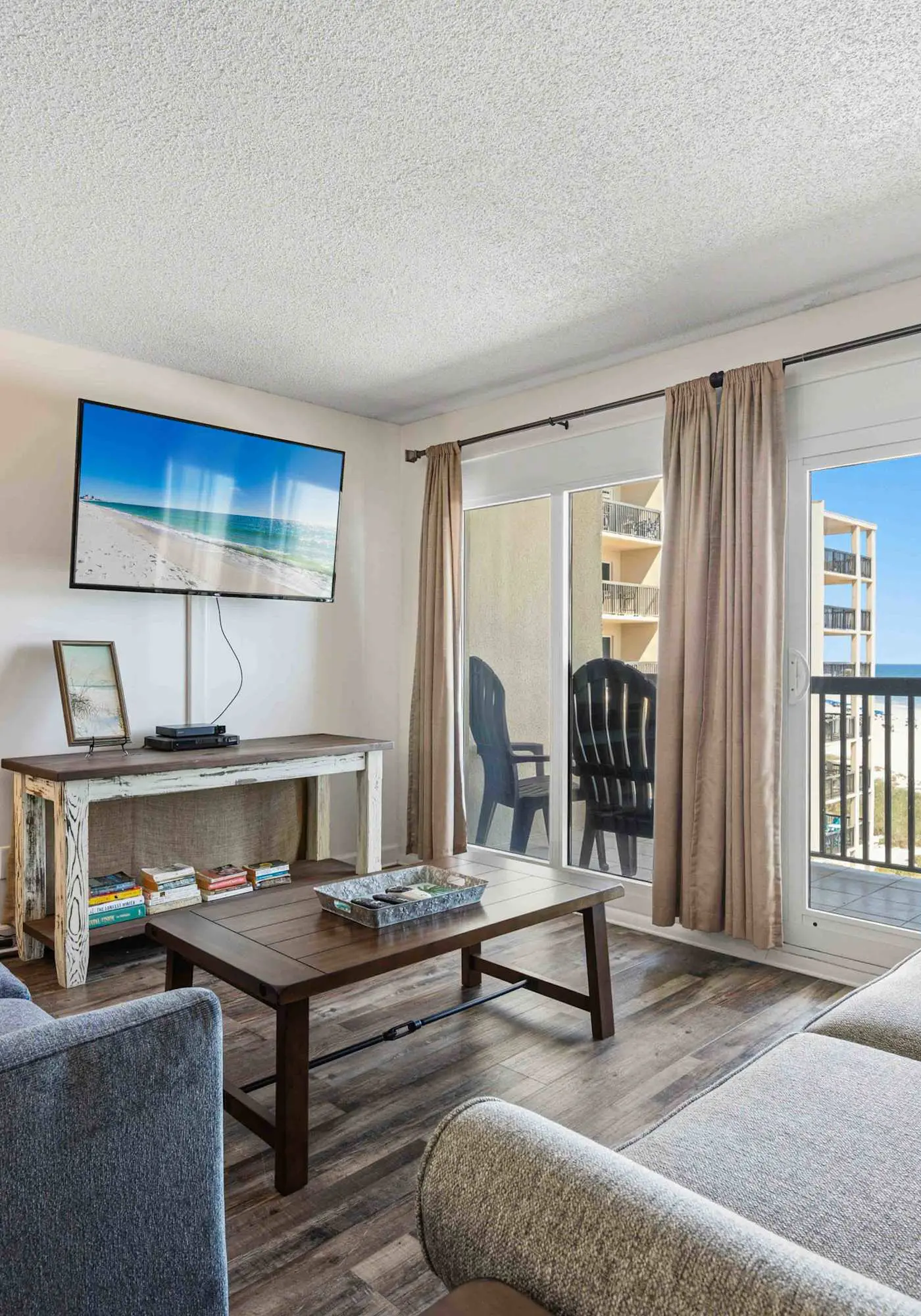 Secluded beach escape with panoramic Gulf view, tennis courts, balcony & W/D