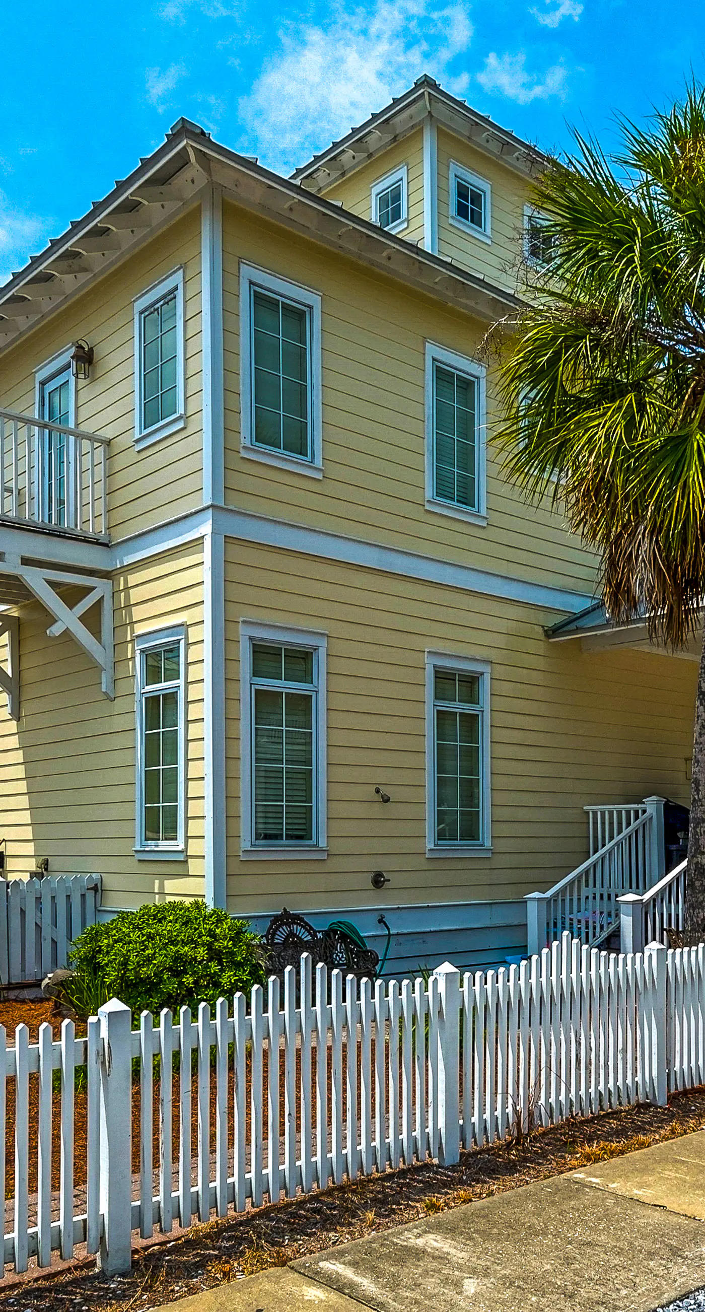 Invitingly Warm 4-Bedroom - Gated Community - Seasonal Beach Service Included