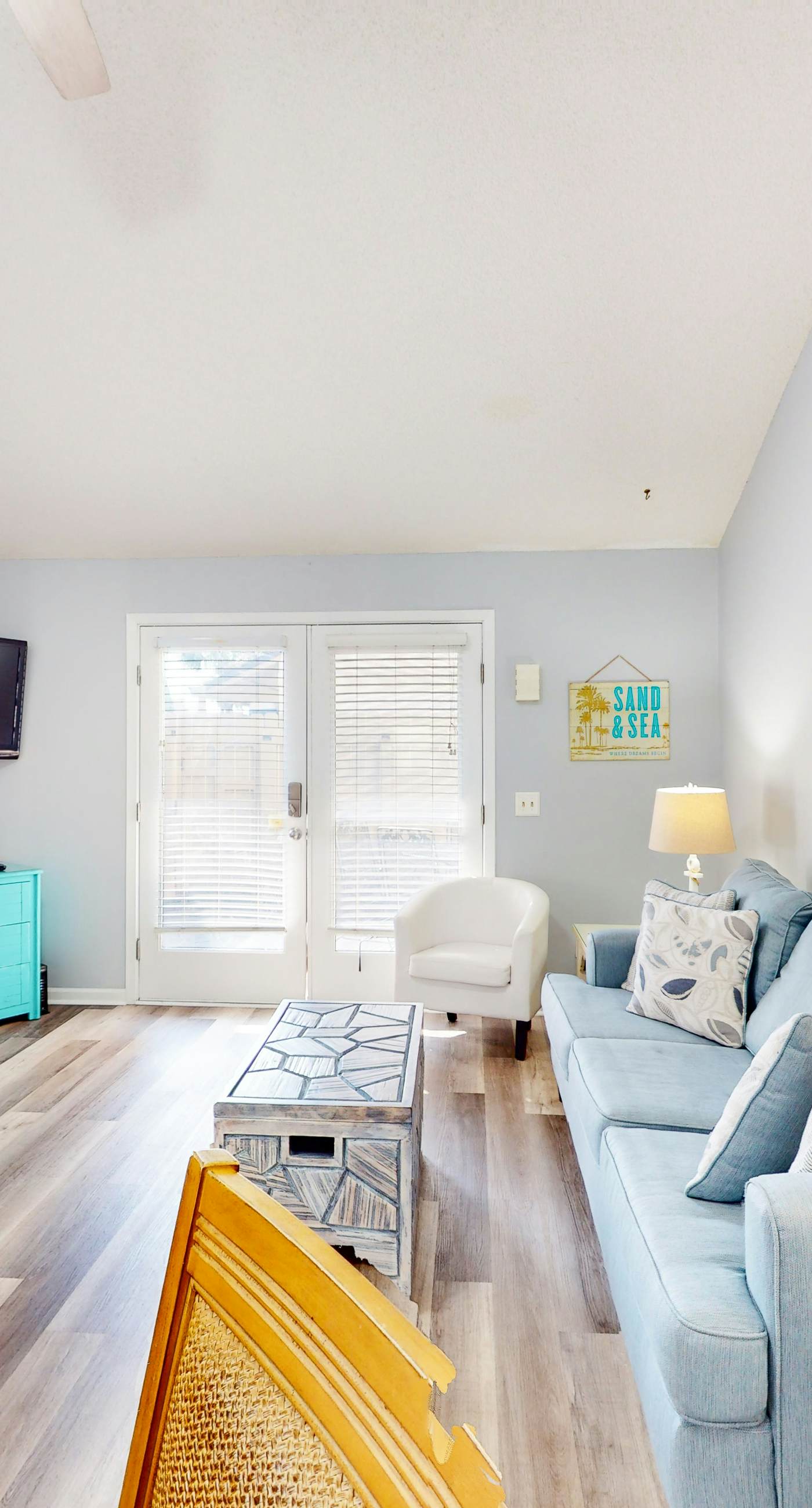 Two-story townhouse with patio, pools, hot tub, grills & gym