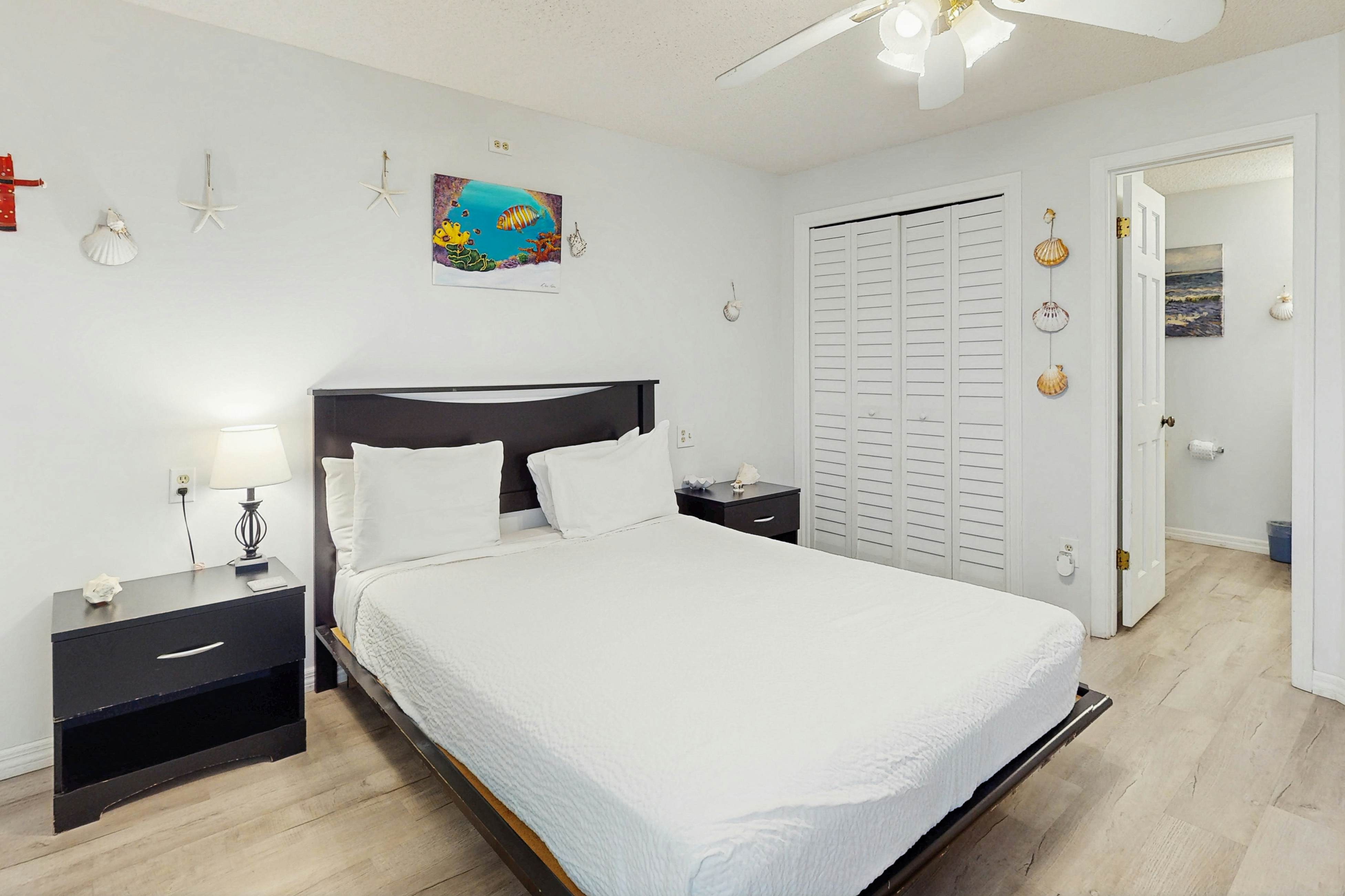 Snowbird-friendly studio with boat dock, beach access & pool