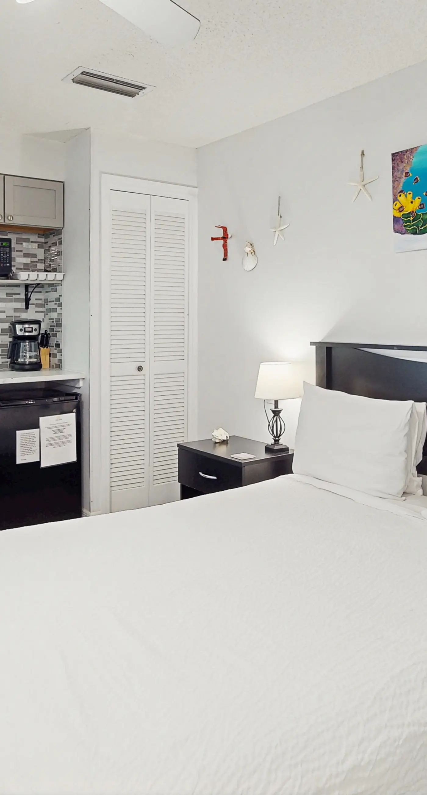 Snowbird-friendly studio with boat dock, beach access & pool