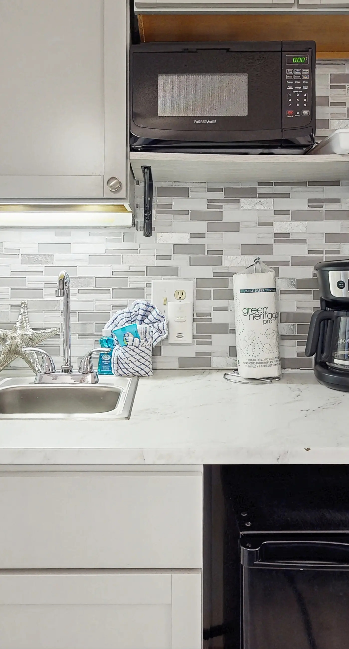 Snowbird-friendly studio with boat dock, beach access & pool