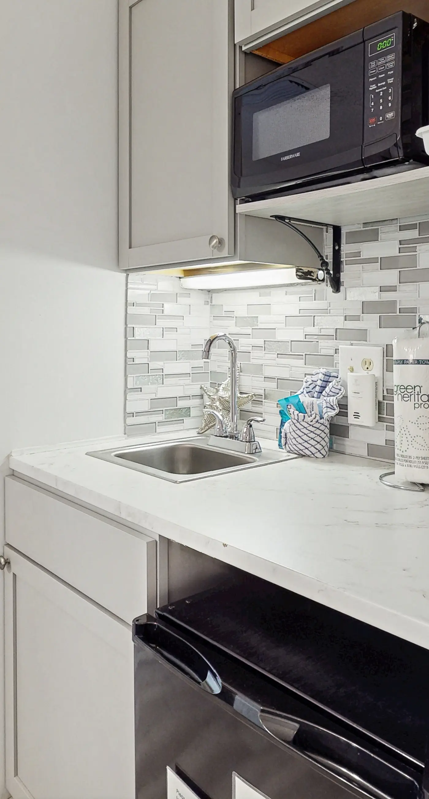 Snowbird-friendly studio with boat dock, beach access & pool