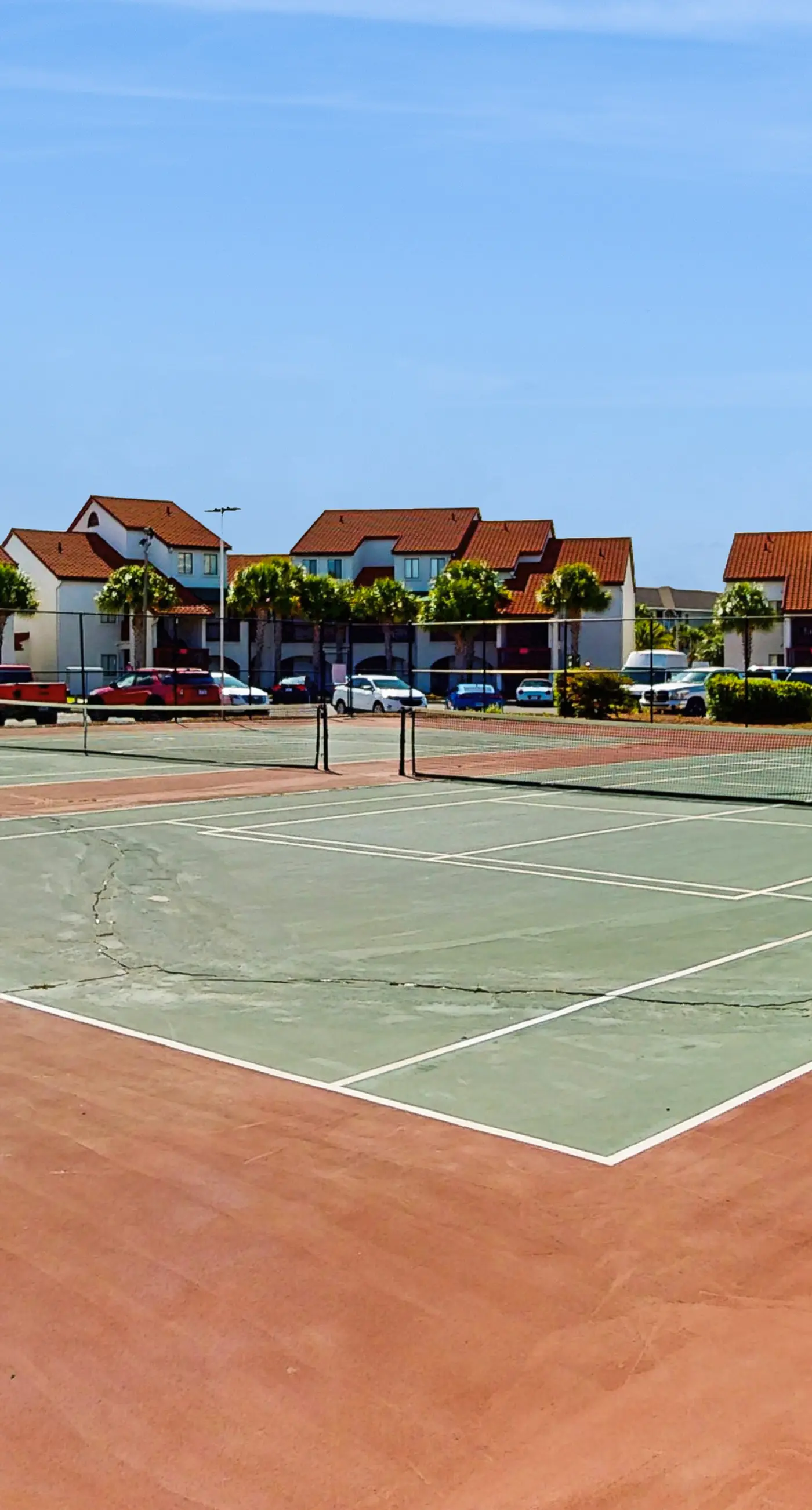 Snowbird-friendly studio with boat dock, beach access & pool