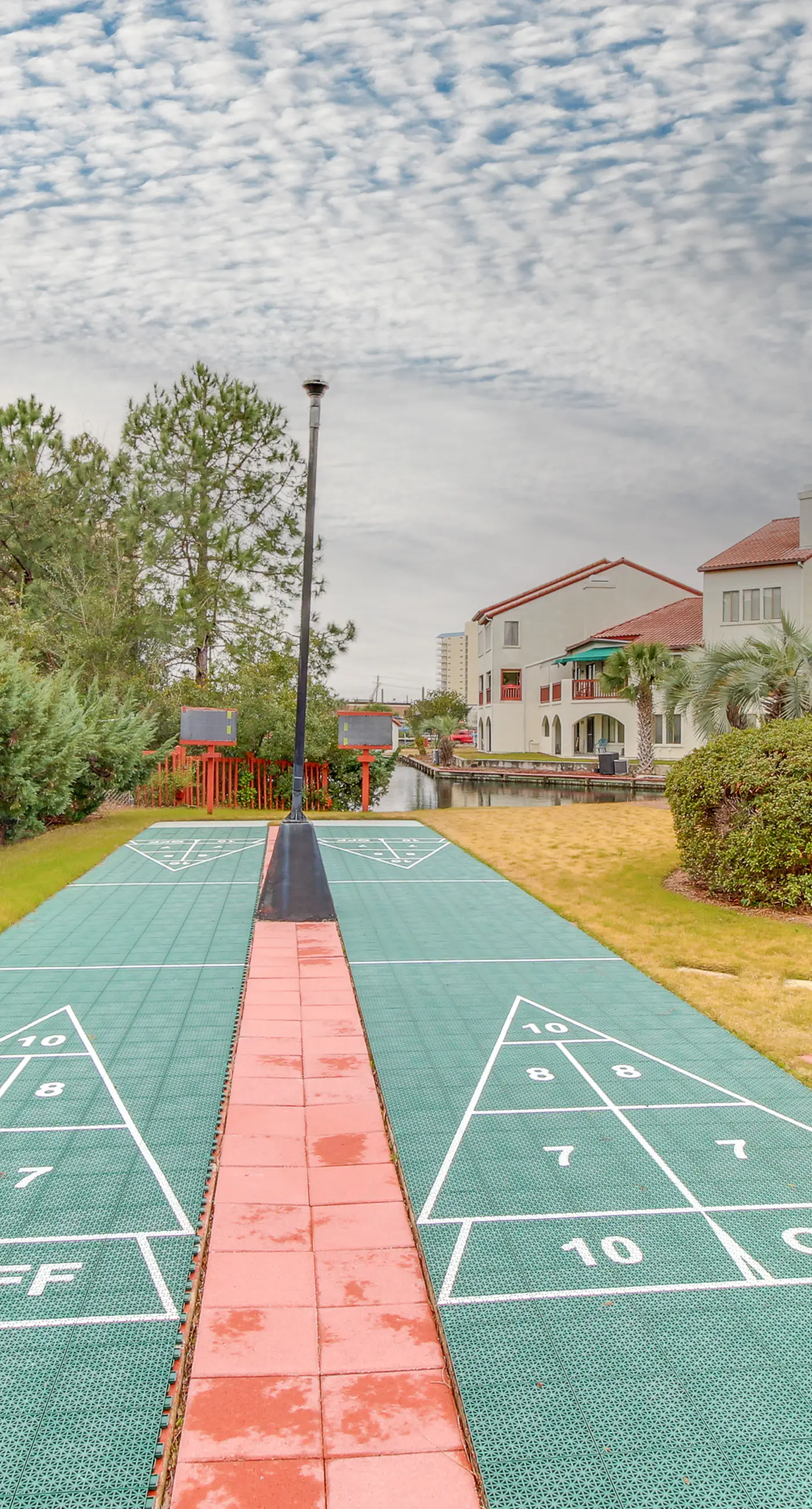 Snowbird-friendly studio with boat dock, beach access & pool