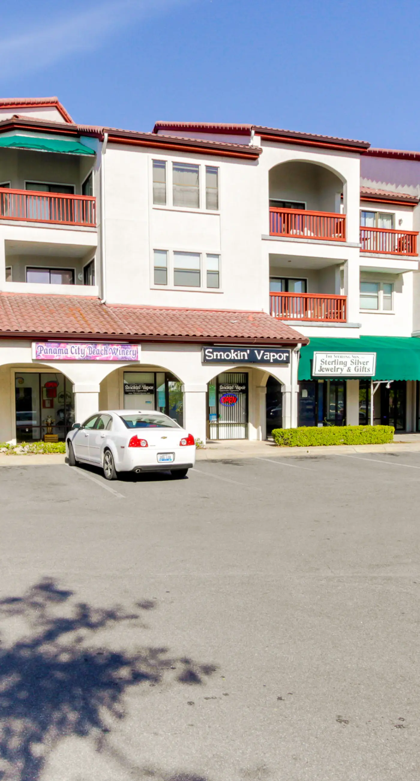 Snowbird-friendly studio with boat dock, beach access & pool