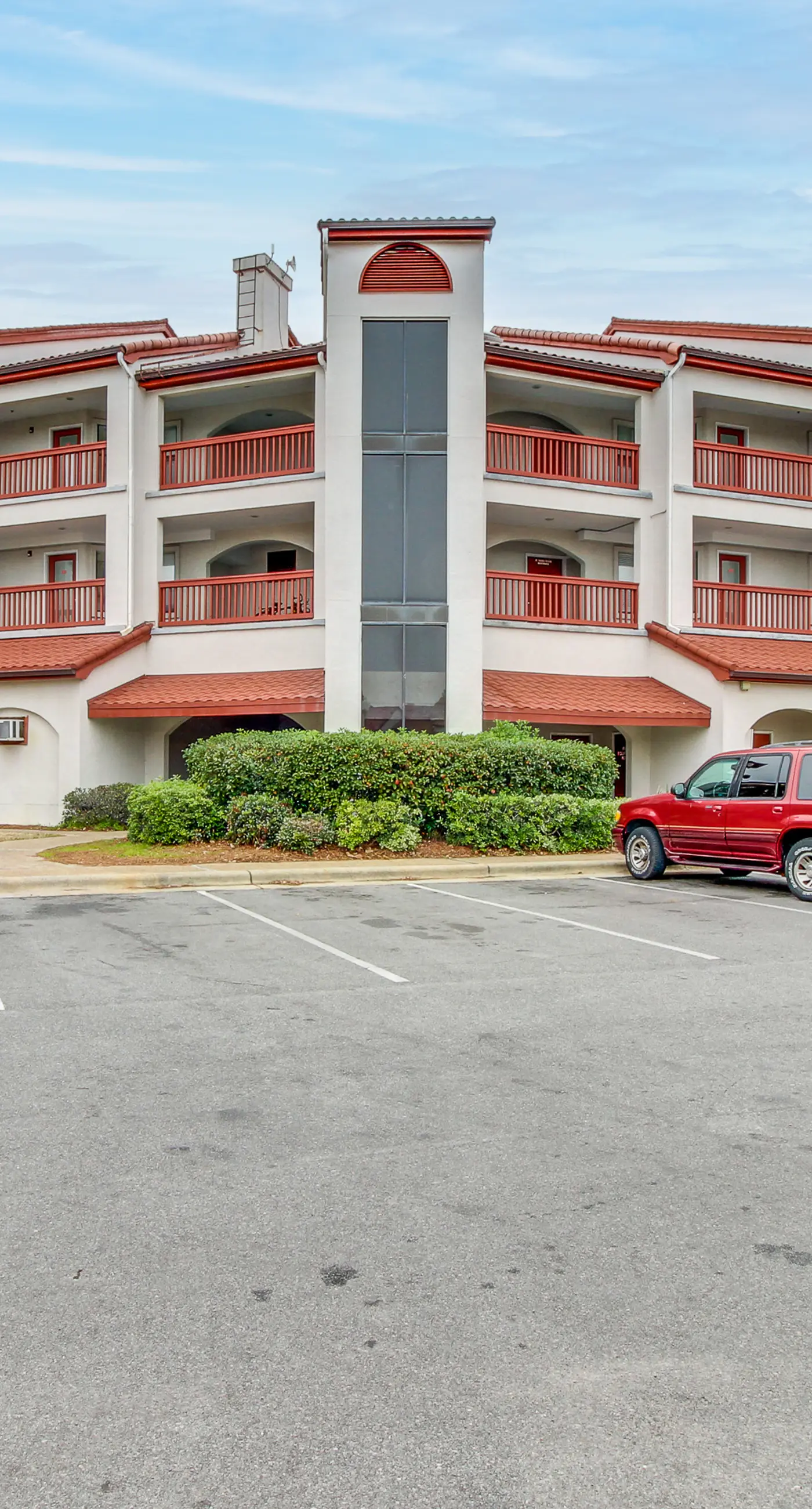 Snowbird-friendly studio with boat dock, beach access & pool