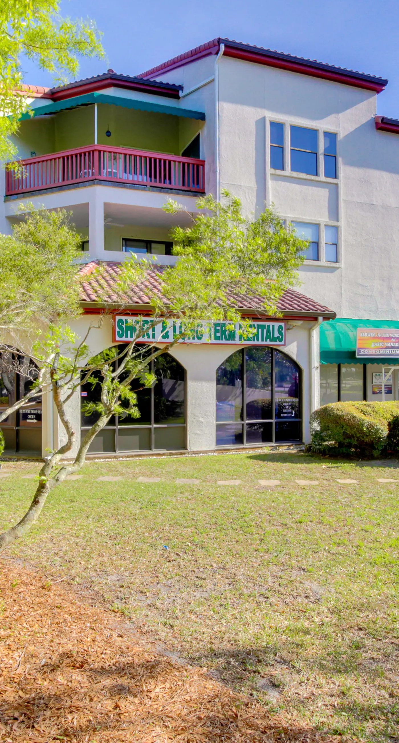 Snowbird-friendly studio with boat dock, beach access & pool