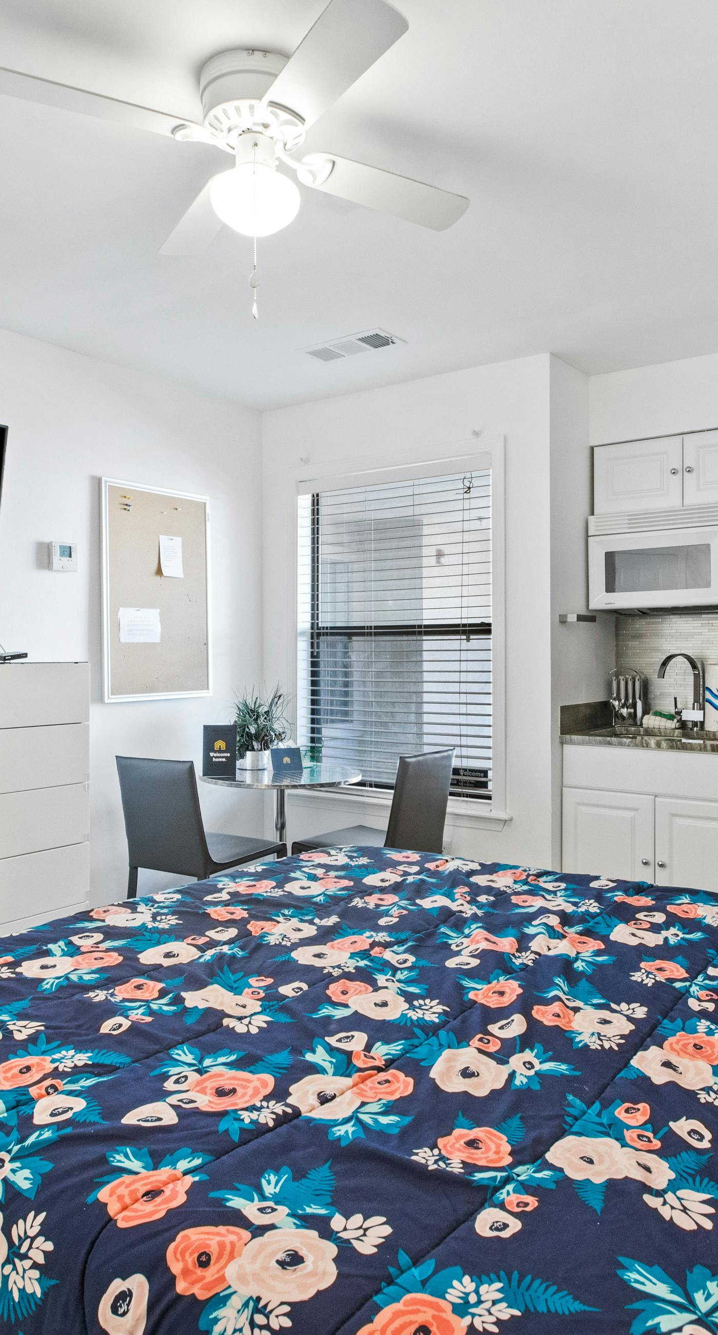 Lovely condo with pool, sauna & dock - across the street from beach