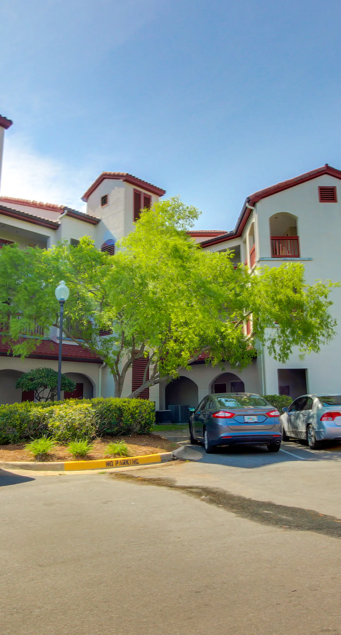 Lovely condo with pool, sauna & dock - across the street from beach