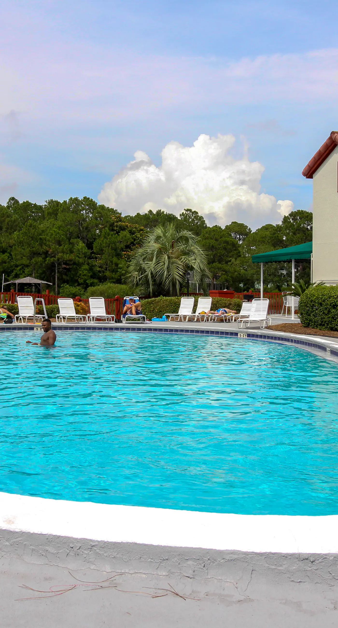 Lovely condo with pool, sauna & dock - across the street from beach