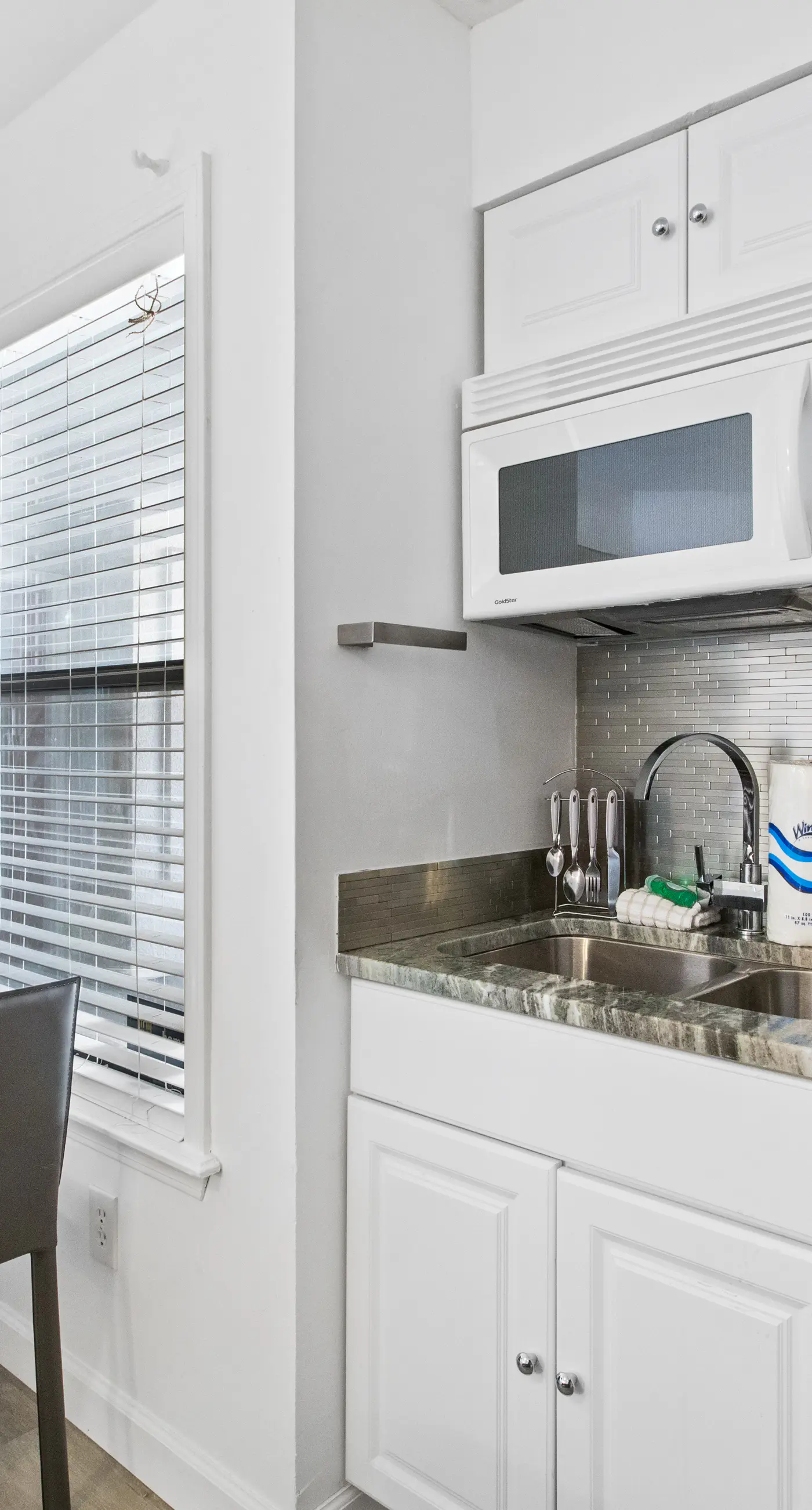 Lovely condo with pool, sauna & dock - across the street from beach