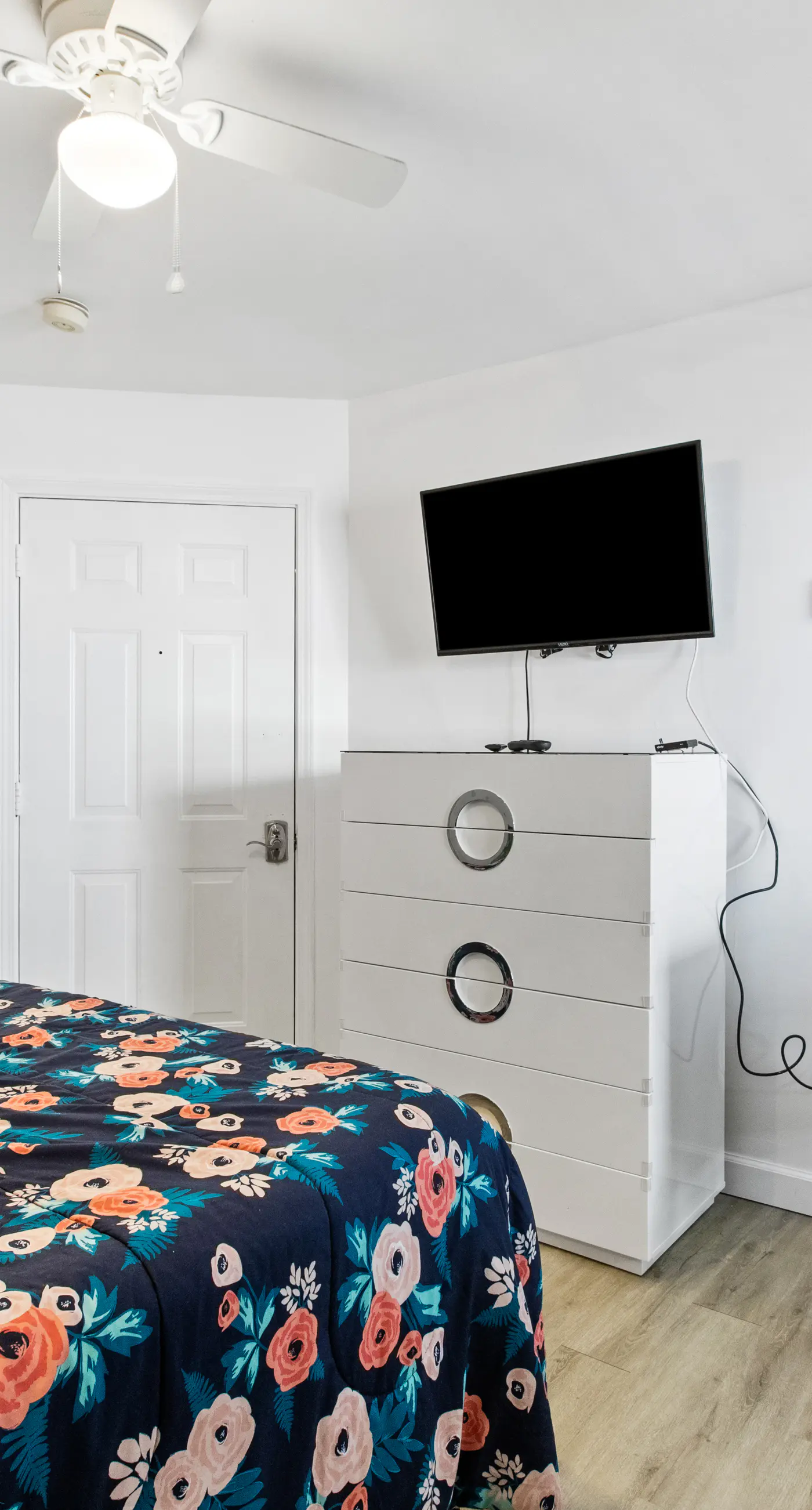 Lovely condo with pool, sauna & dock - across the street from beach