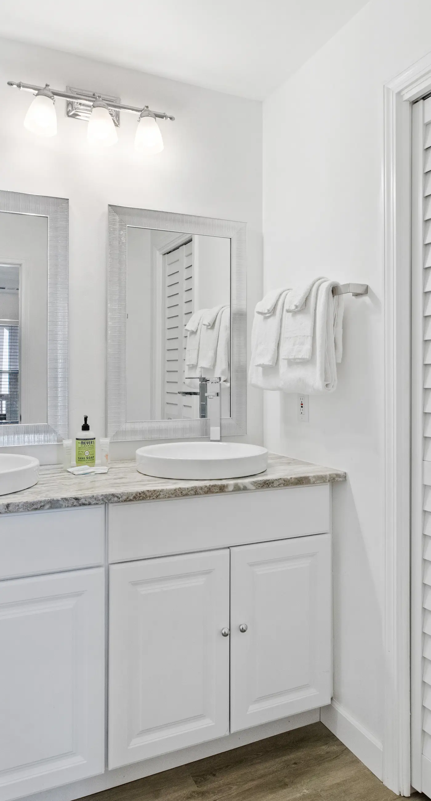 Lovely condo with pool, sauna & dock - across the street from beach