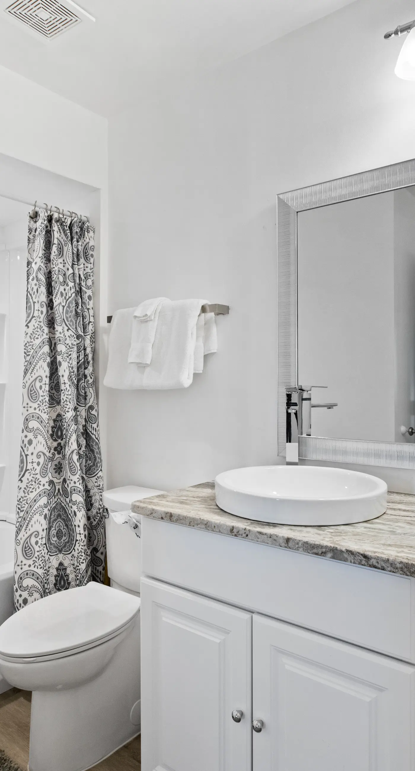 Lovely condo with pool, sauna & dock - across the street from beach