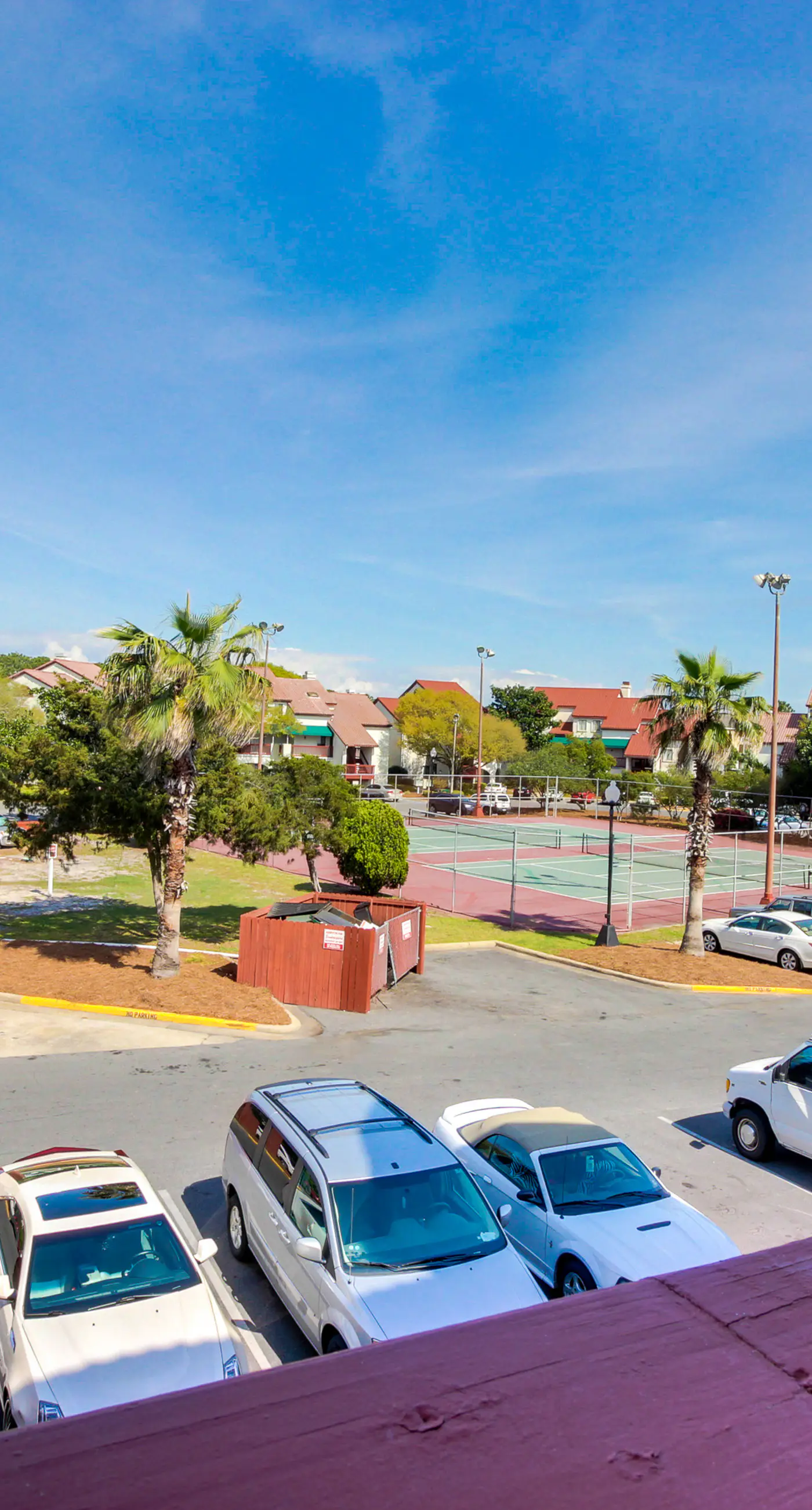 Lovely condo with pool, sauna & dock - across the street from beach