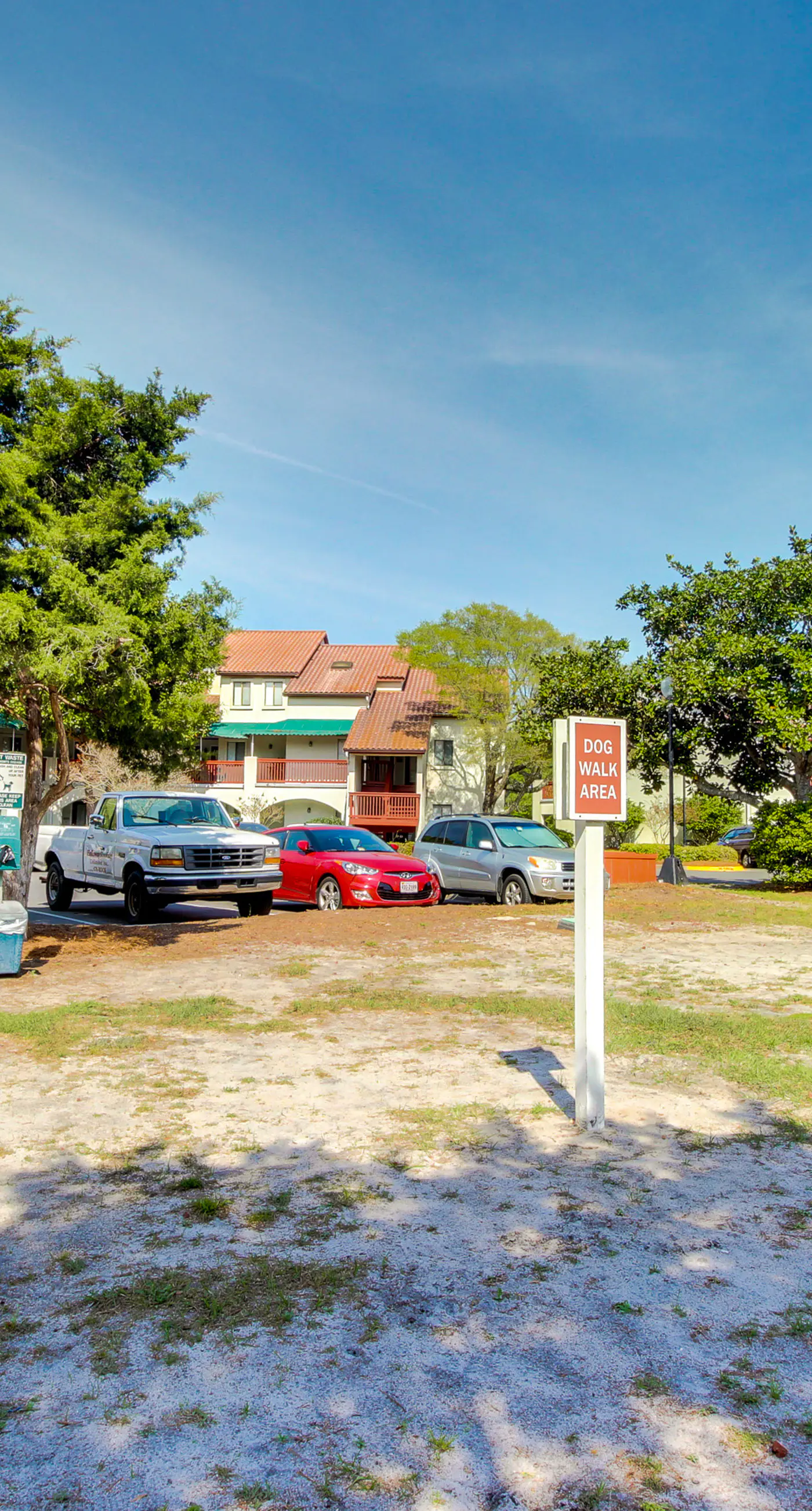 Lovely condo with pool, sauna & dock - across the street from beach