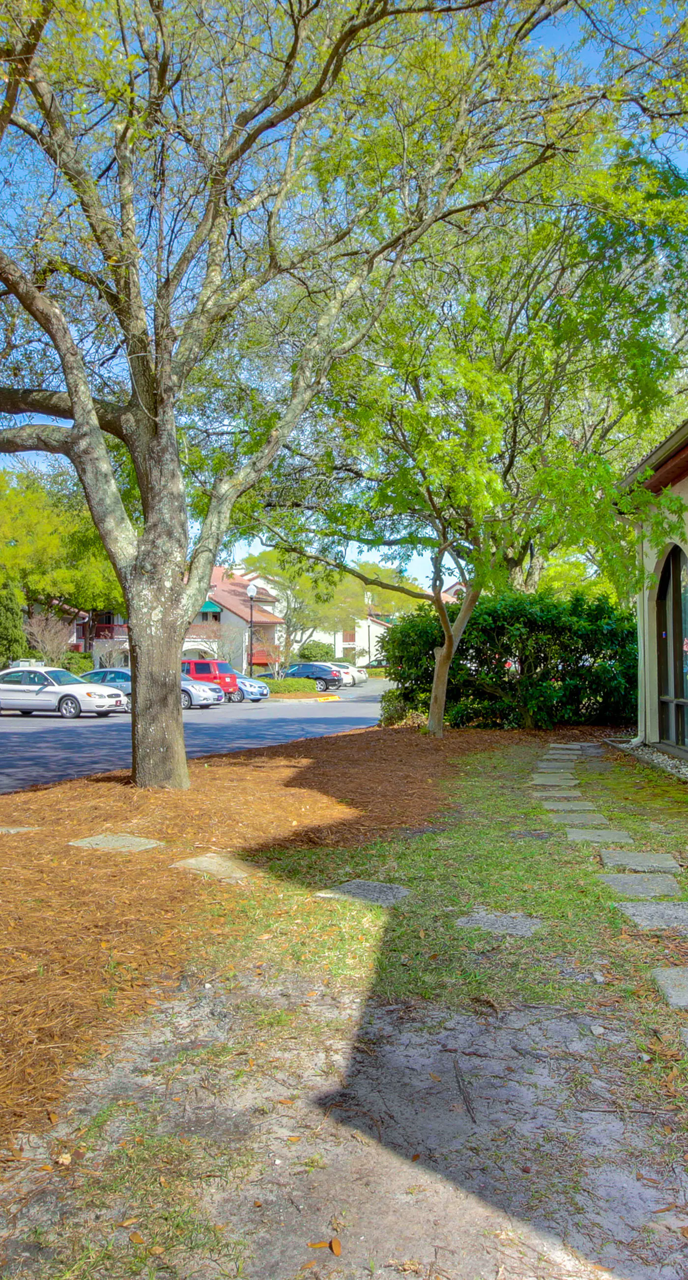 Lovely condo with pool, sauna & dock - across the street from beach