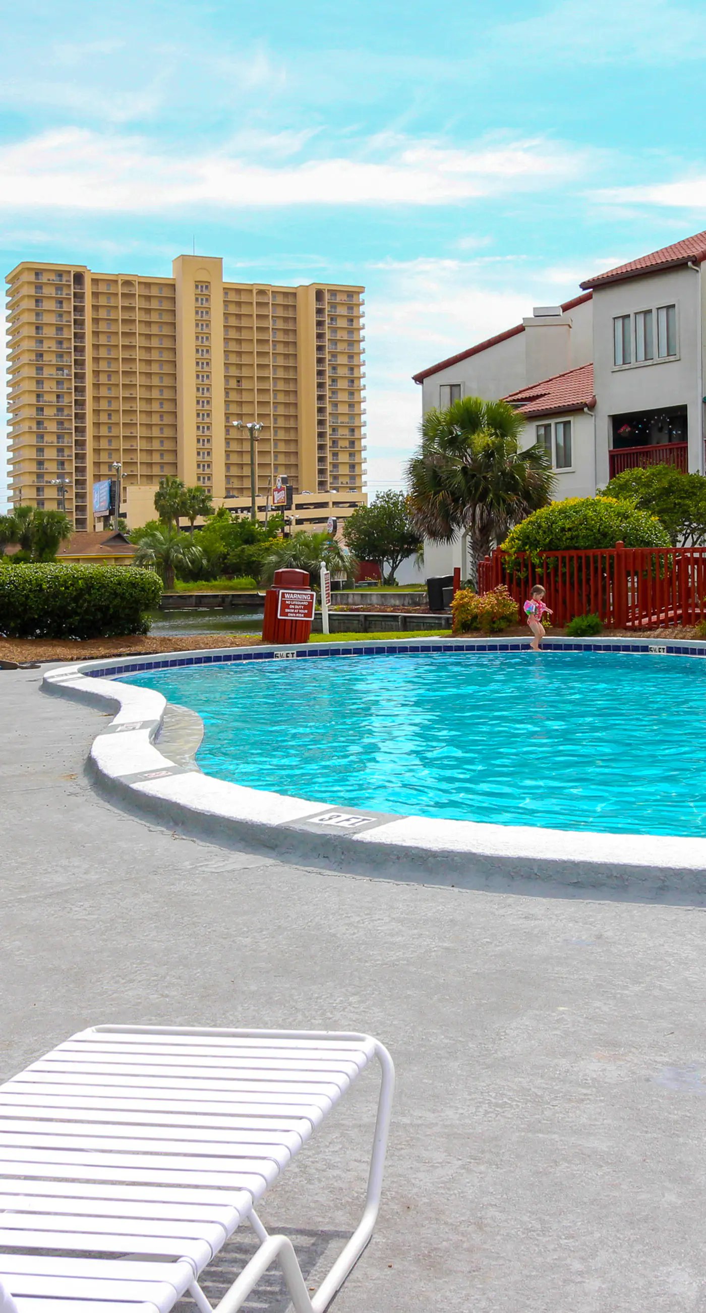 Lovely condo with pool, sauna & dock - across the street from beach