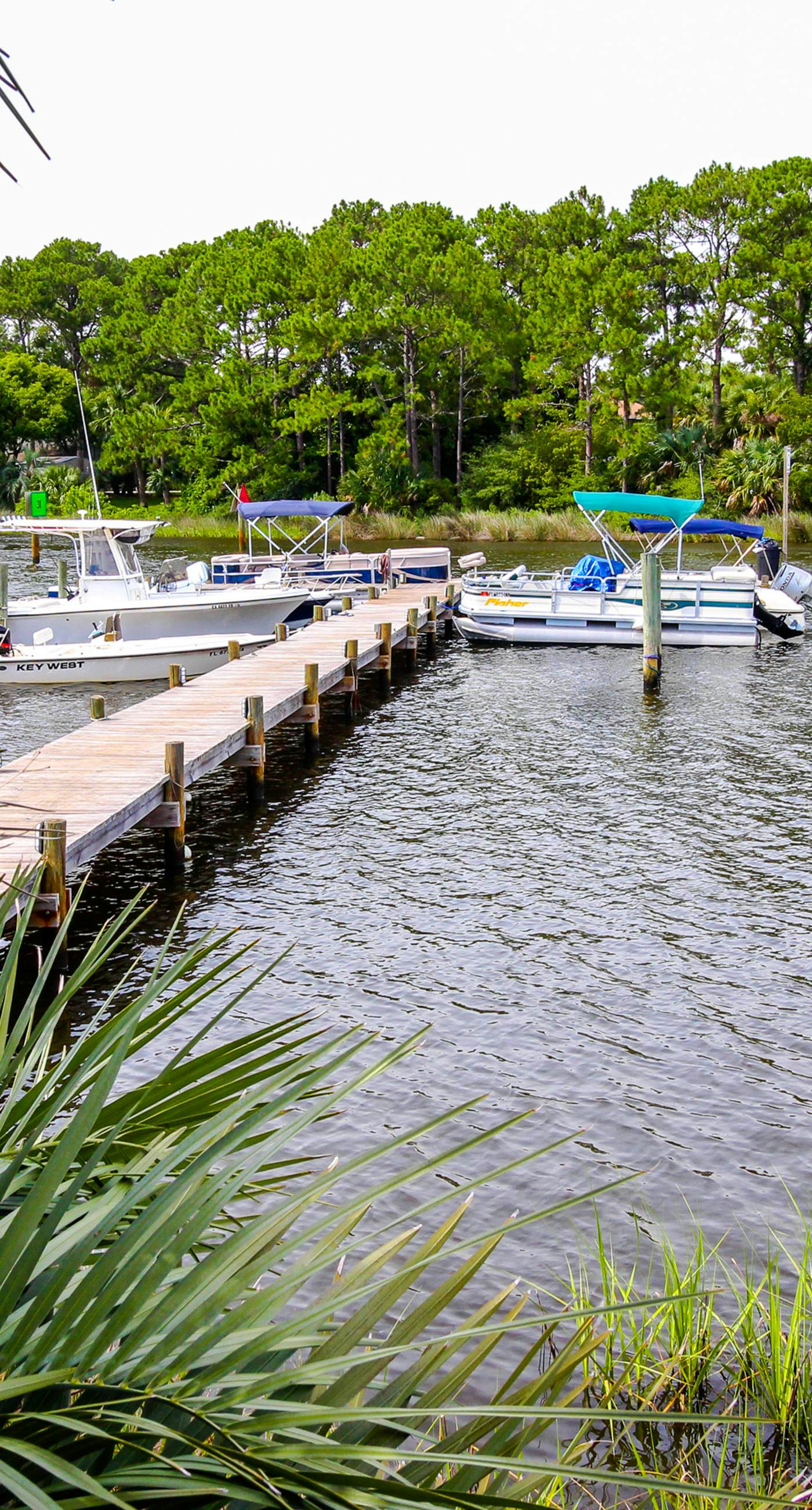 Lovely condo with pool, sauna & dock - across the street from beach