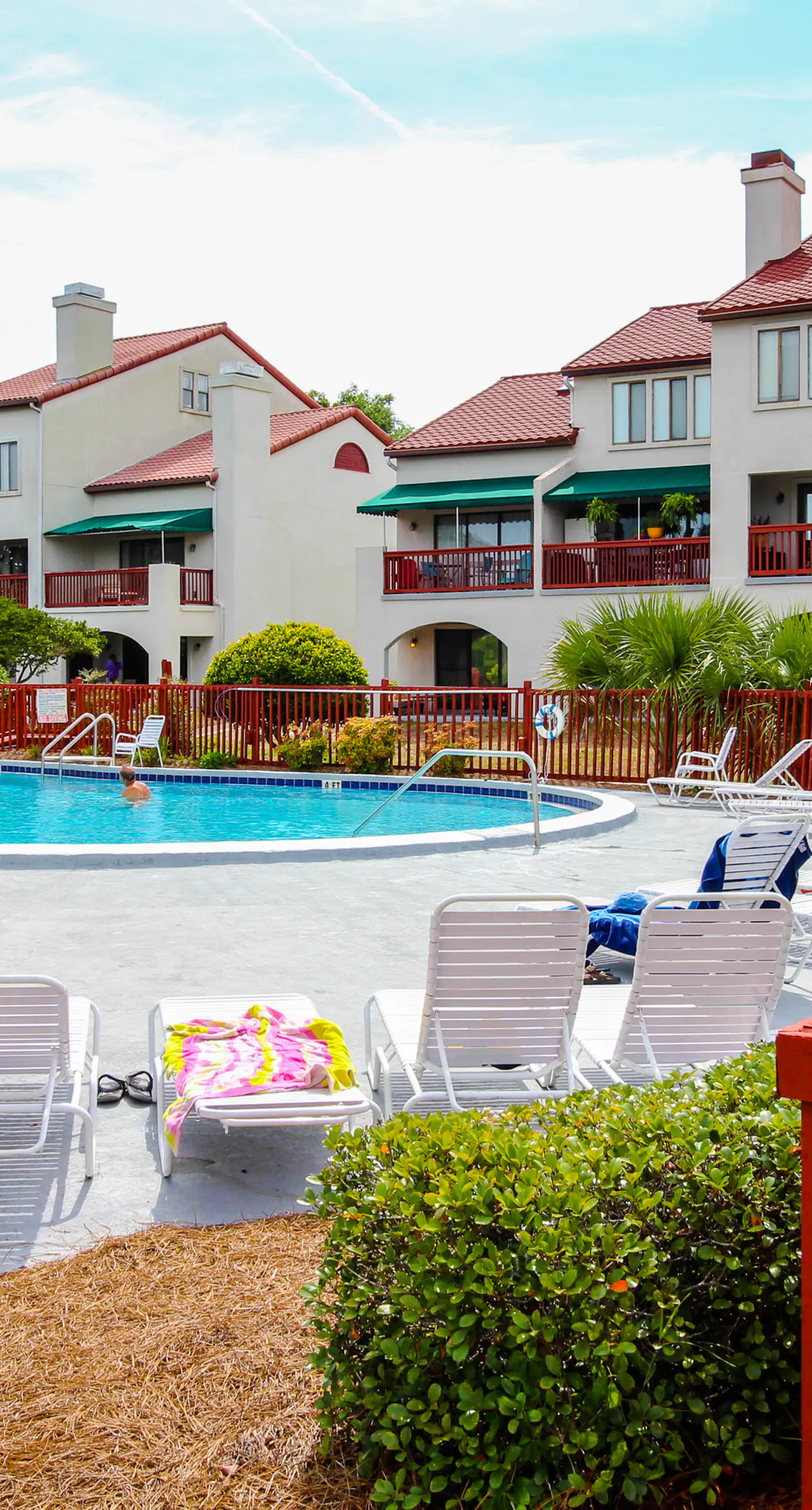 Lovely condo with pool, sauna & dock - across the street from beach