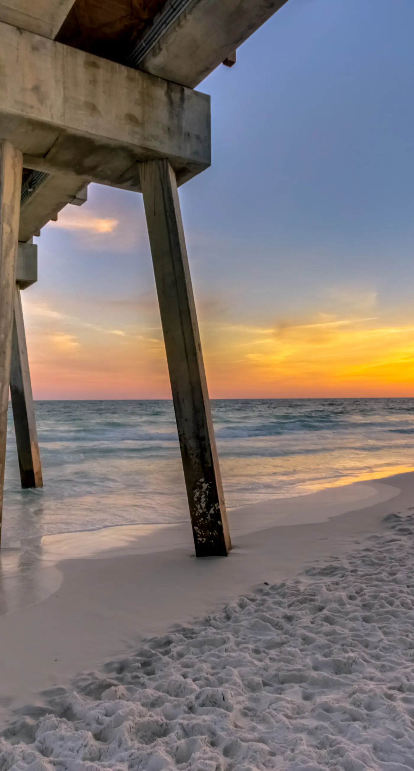 Lovely condo with pool, sauna & dock - across the street from beach