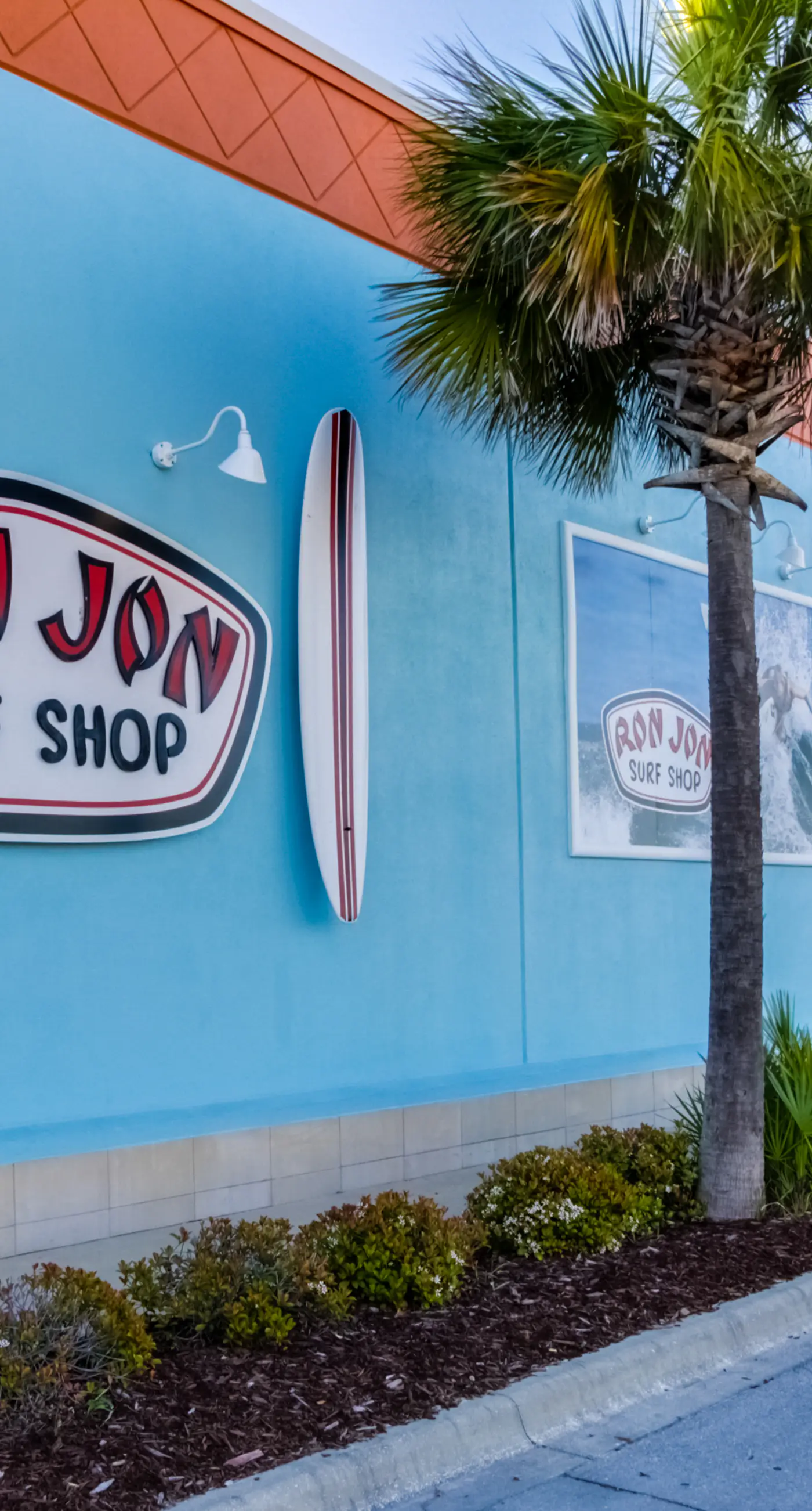 Lovely condo with pool, sauna & dock - across the street from beach