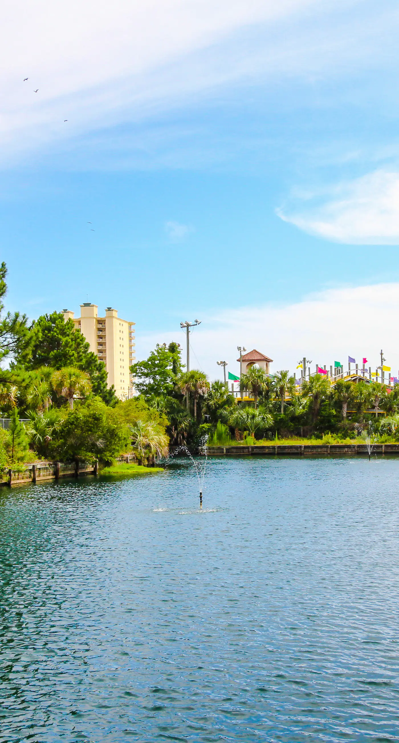 Lovely condo with pool, sauna & dock - across the street from beach