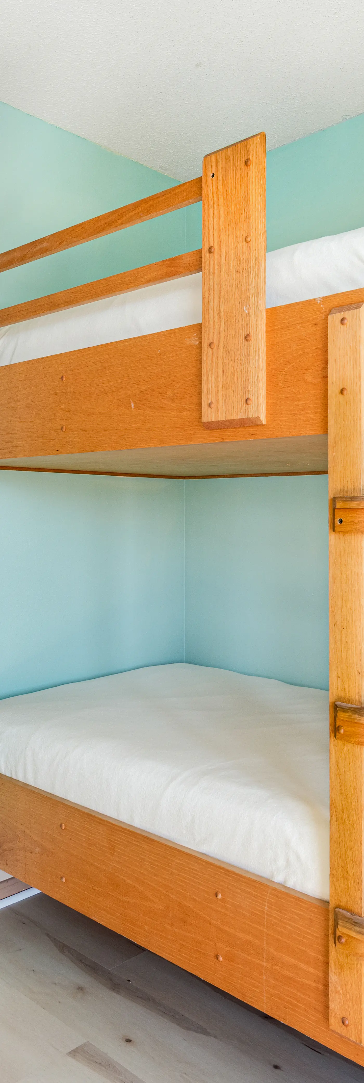 Resort condo near beach with private balcony, WiFi, pool, tennis & dock