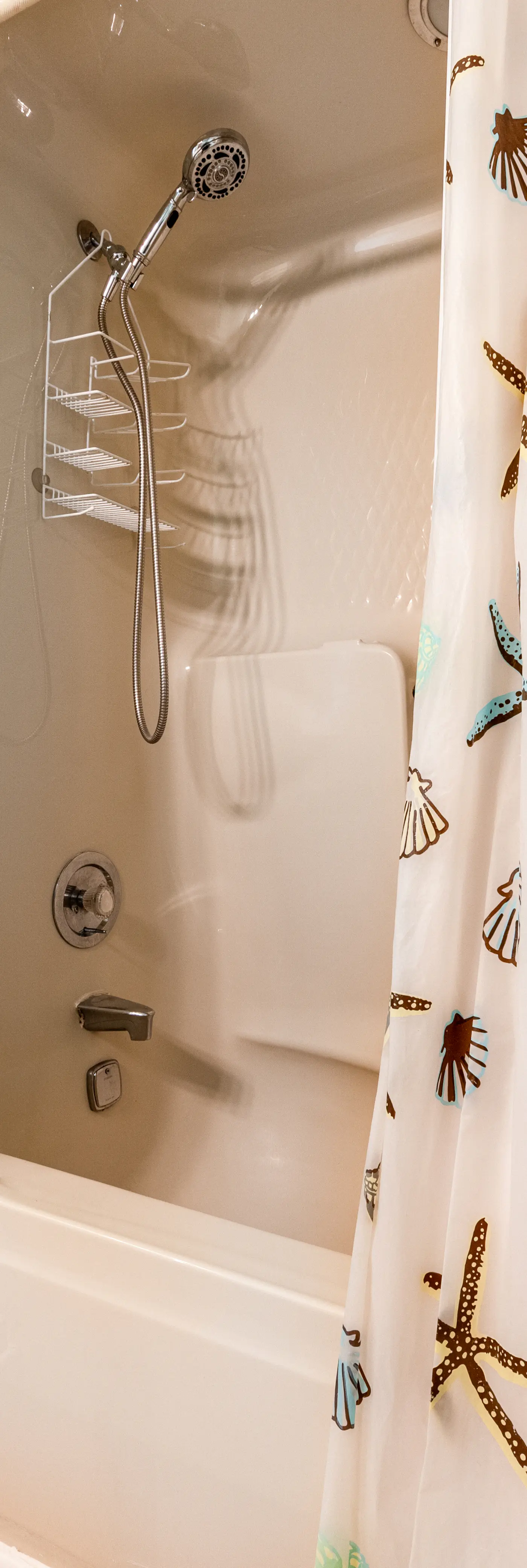 Resort condo near beach with private balcony, WiFi, pool, tennis & dock