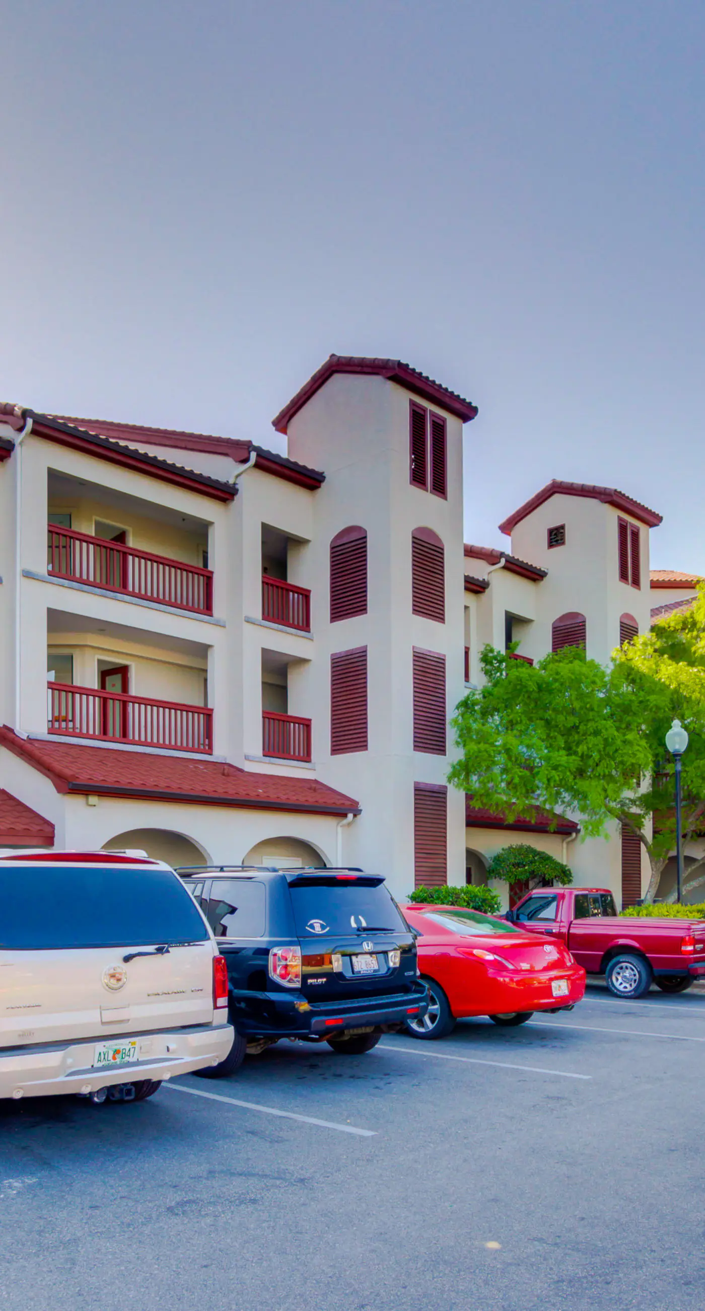 Resort condo near beach with private balcony, WiFi, pool, tennis & dock