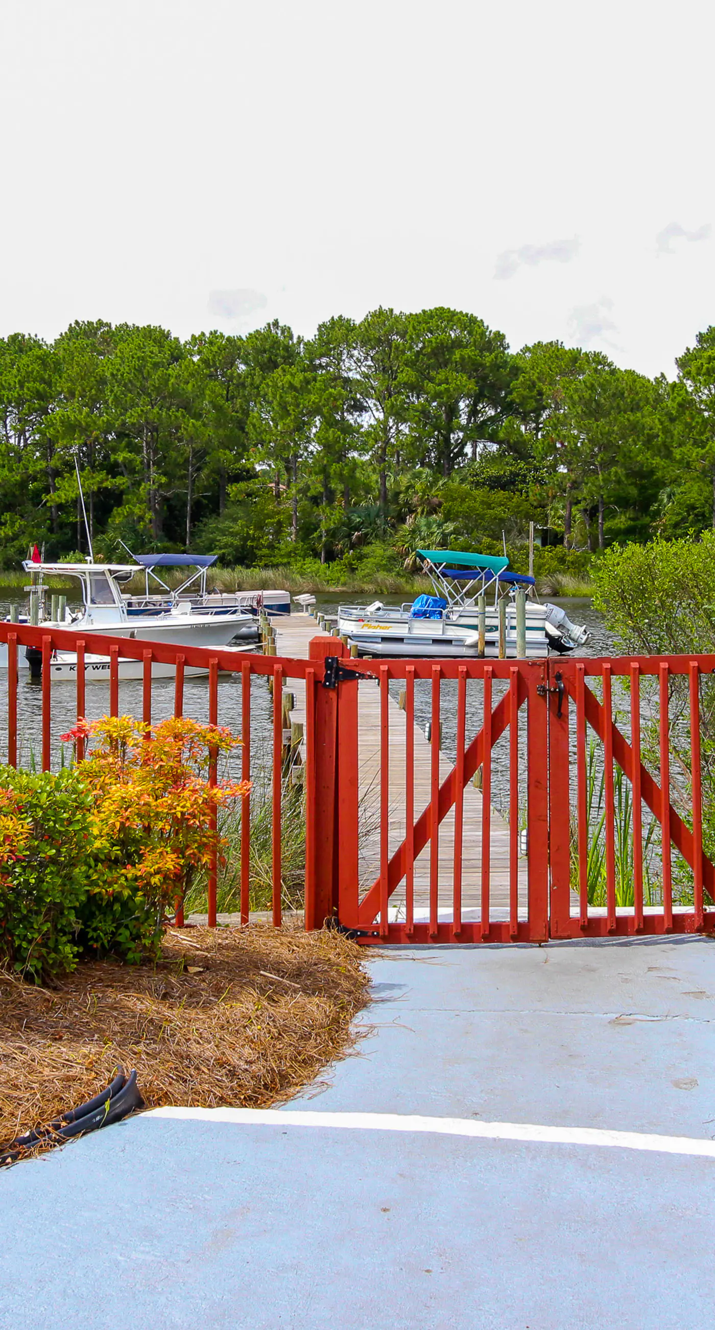 Resort condo near beach with private balcony, WiFi, pool, tennis & dock