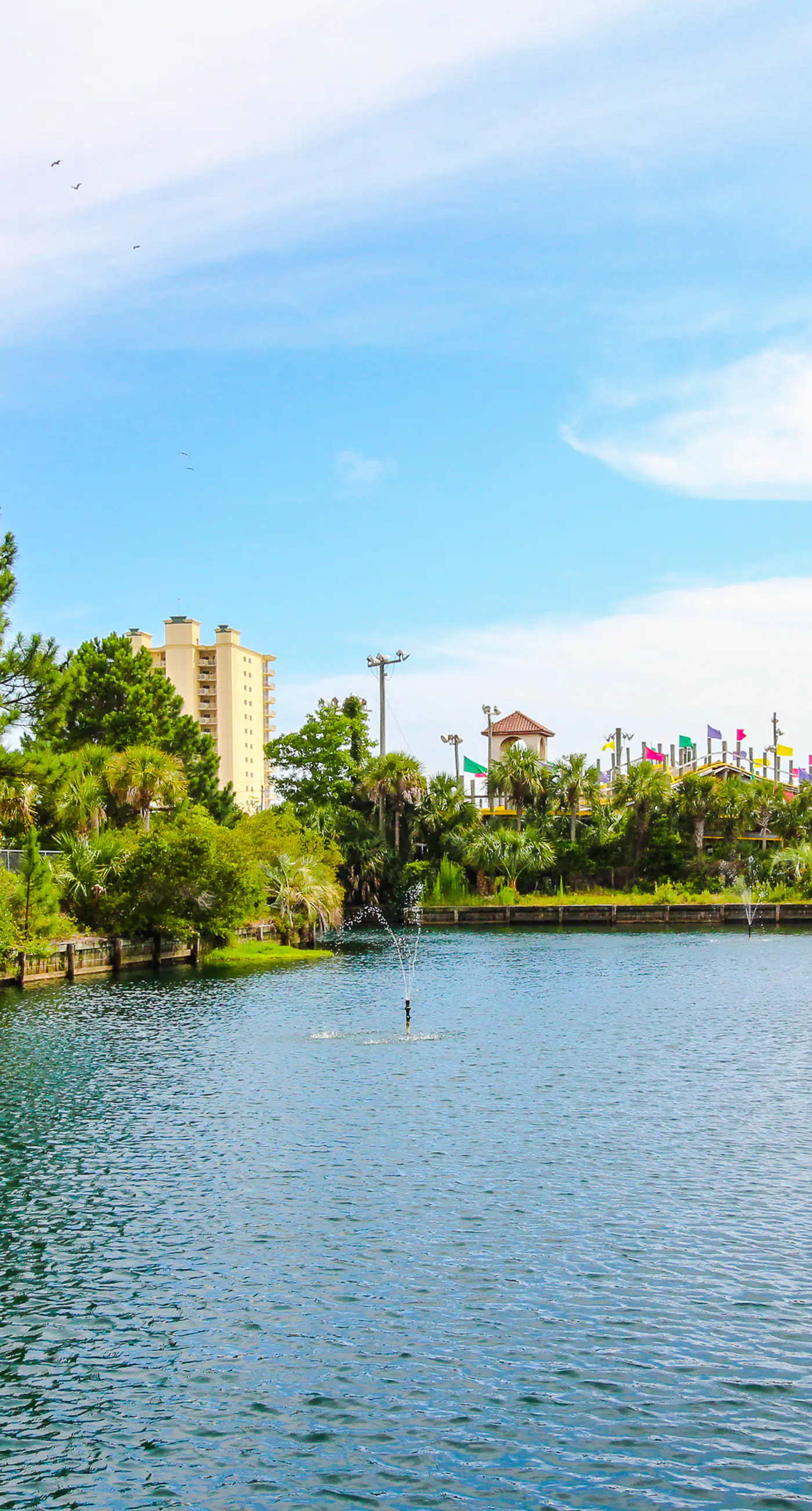 Resort condo near beach with private balcony, WiFi, pool, tennis & dock