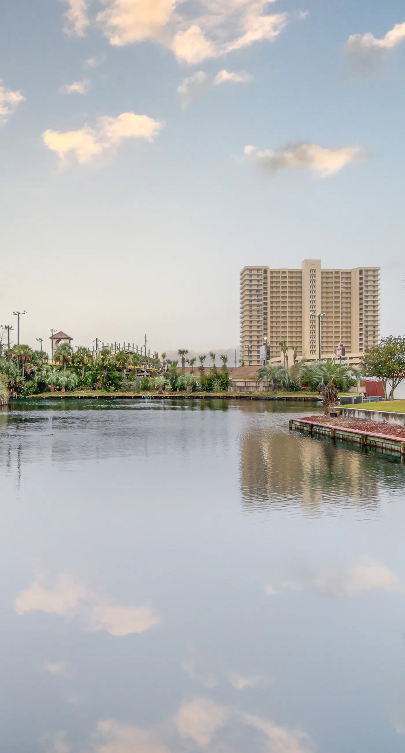 Resort condo near beach with private balcony, WiFi, pool, tennis & dock