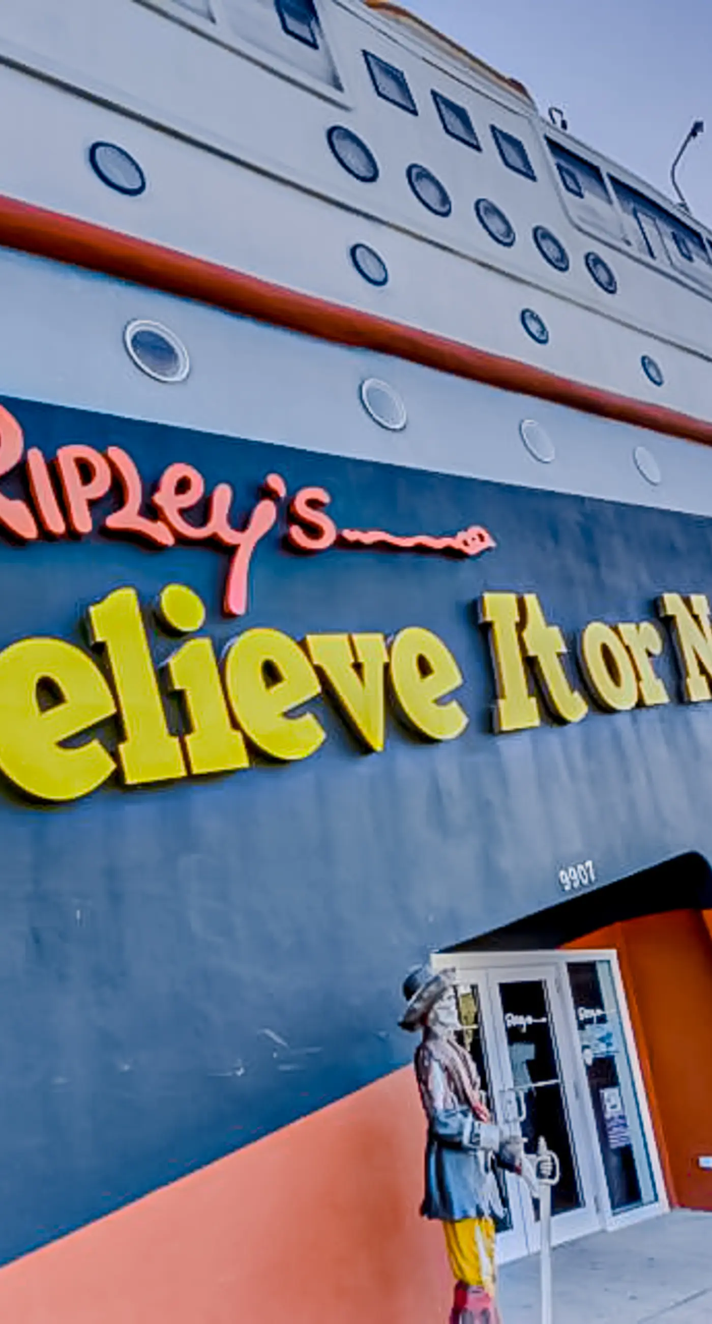 Resort condo near beach with private balcony, WiFi, pool, tennis & dock