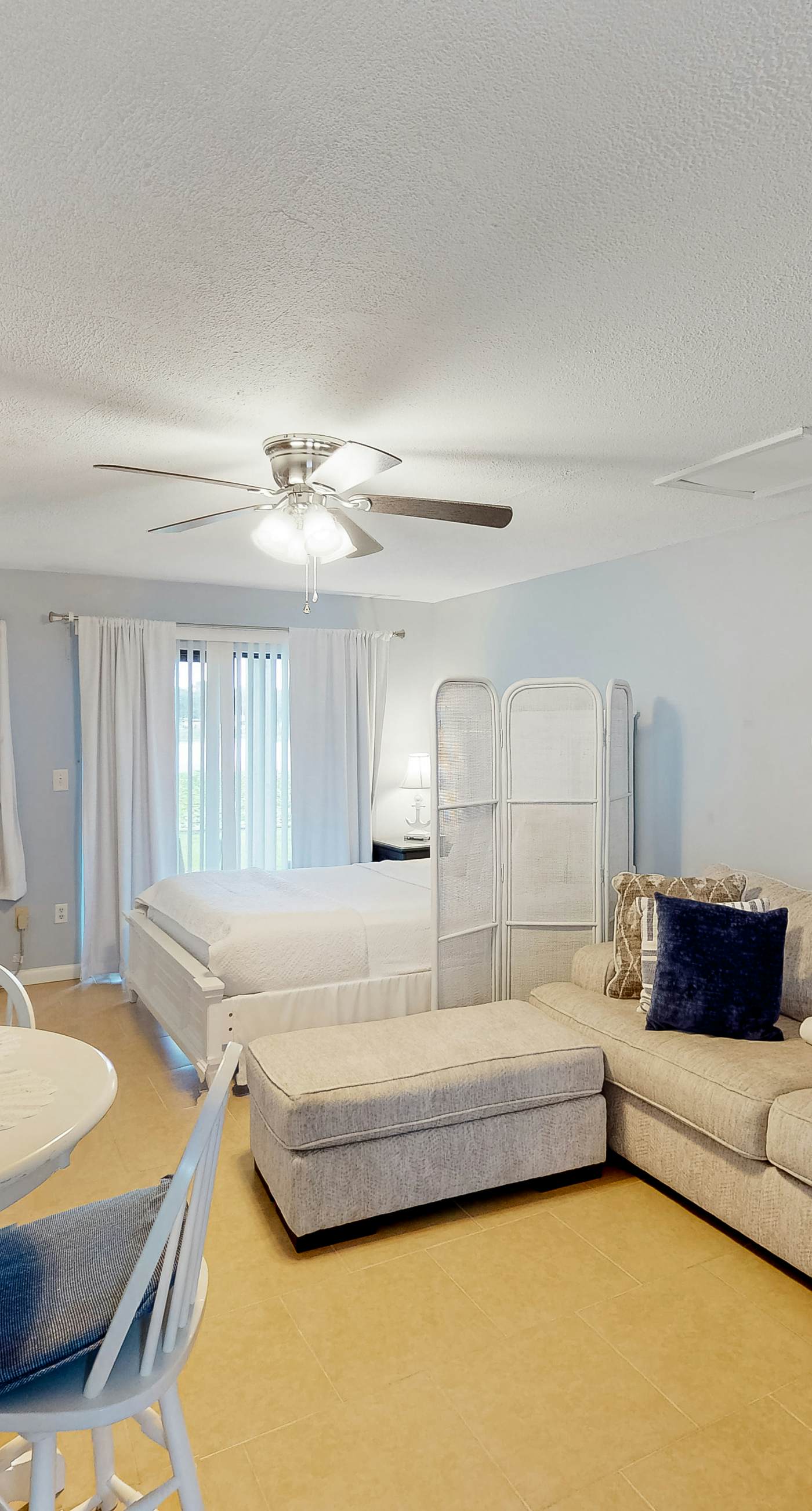 Beautiful condo located on the beach - close to attractions, pool & Hot tub