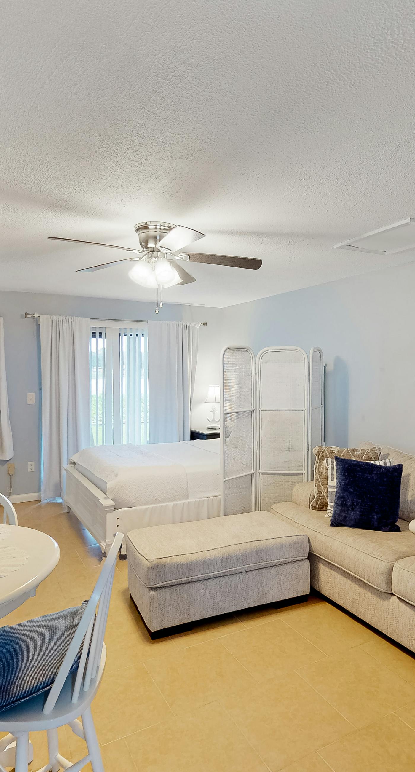 Beautiful condo located on the beach - close to attractions, pool & Hot tub