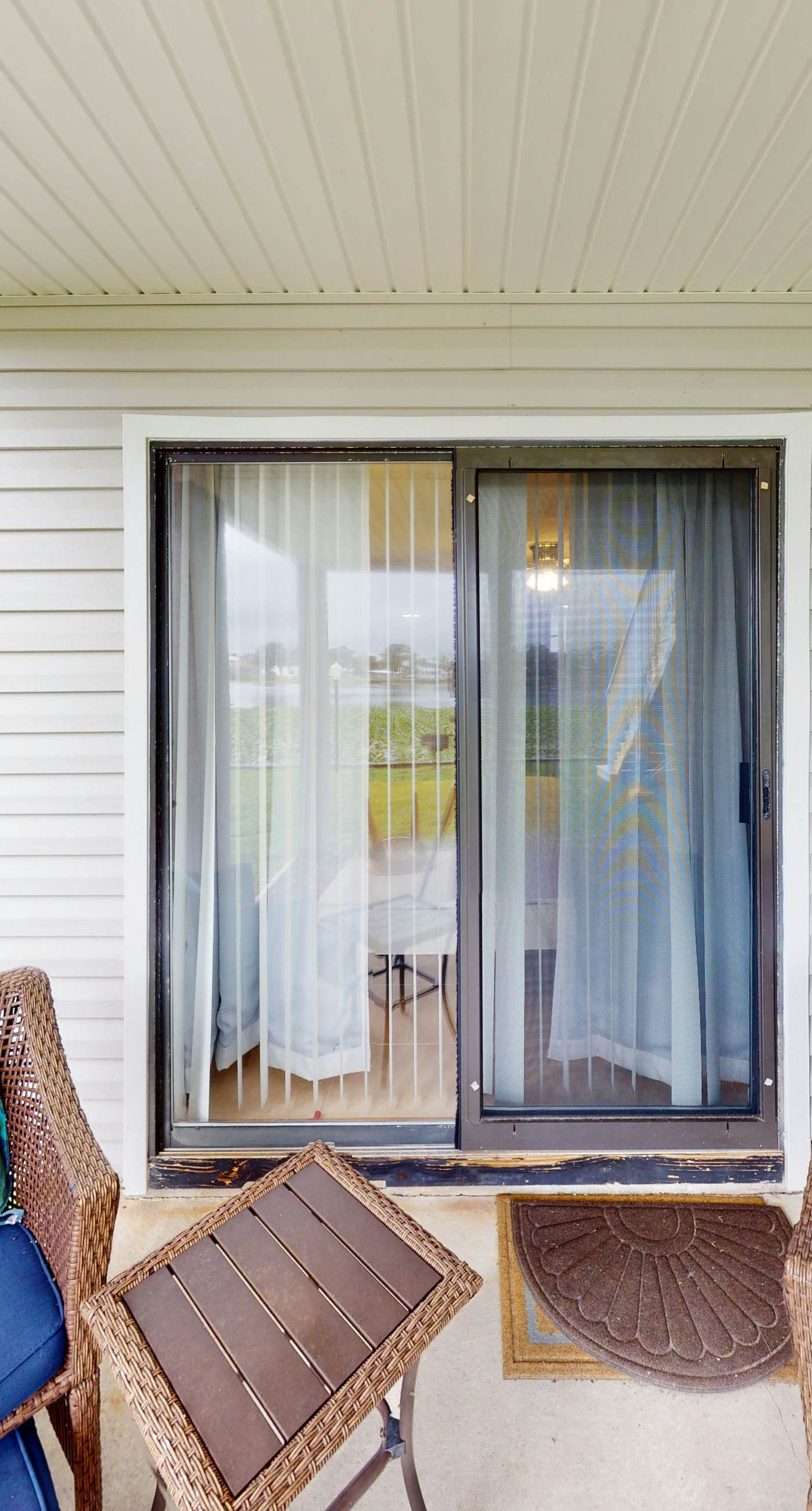 Beautiful condo located on the beach - close to attractions, pool & Hot tub