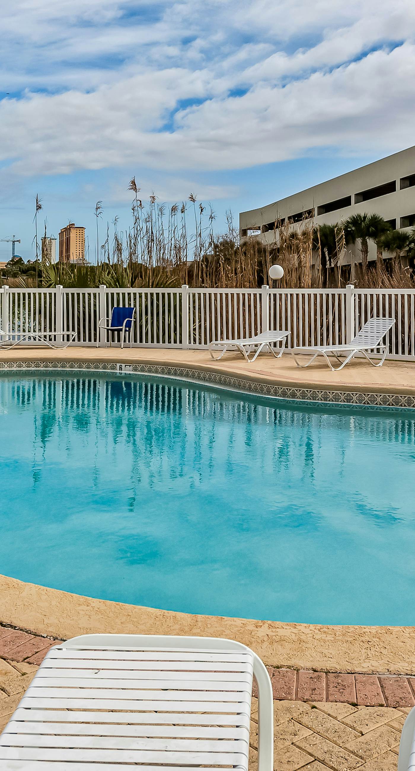 Beautiful condo located on the beach - close to attractions, pool & Hot tub