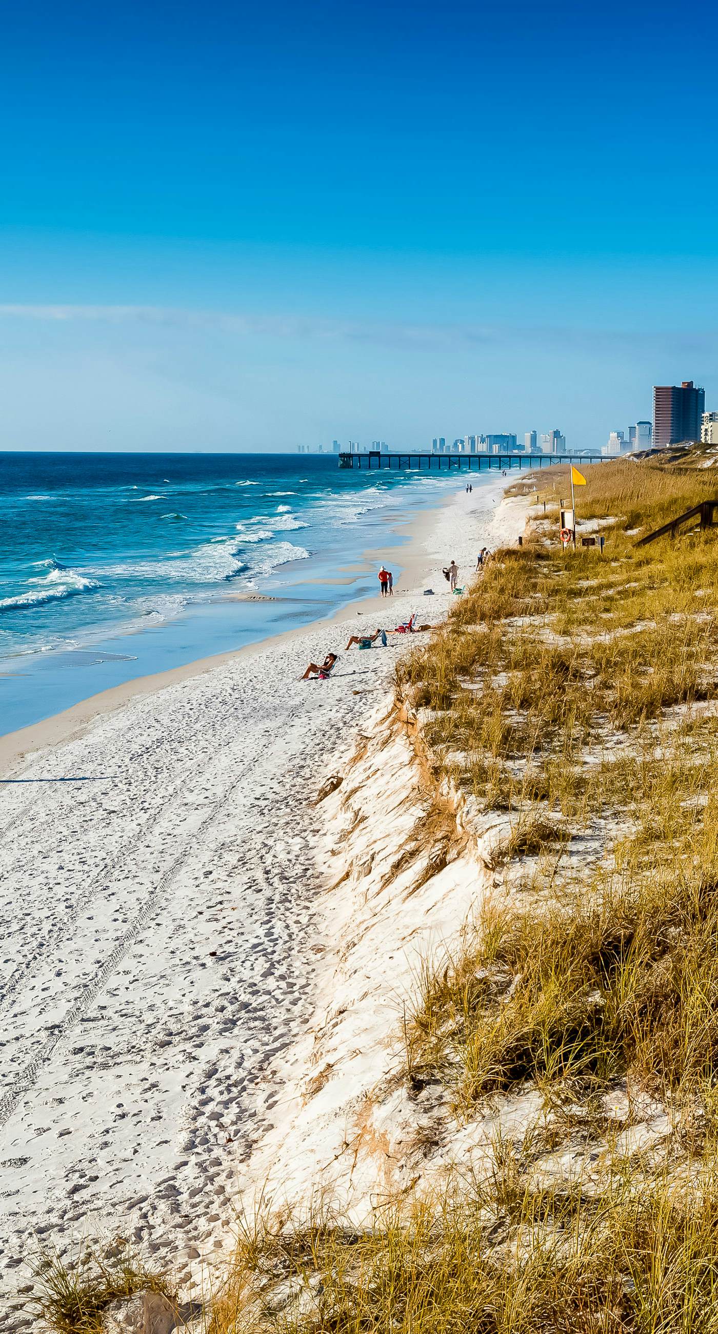 Beautiful condo located on the beach - close to attractions, pool & Hot tub