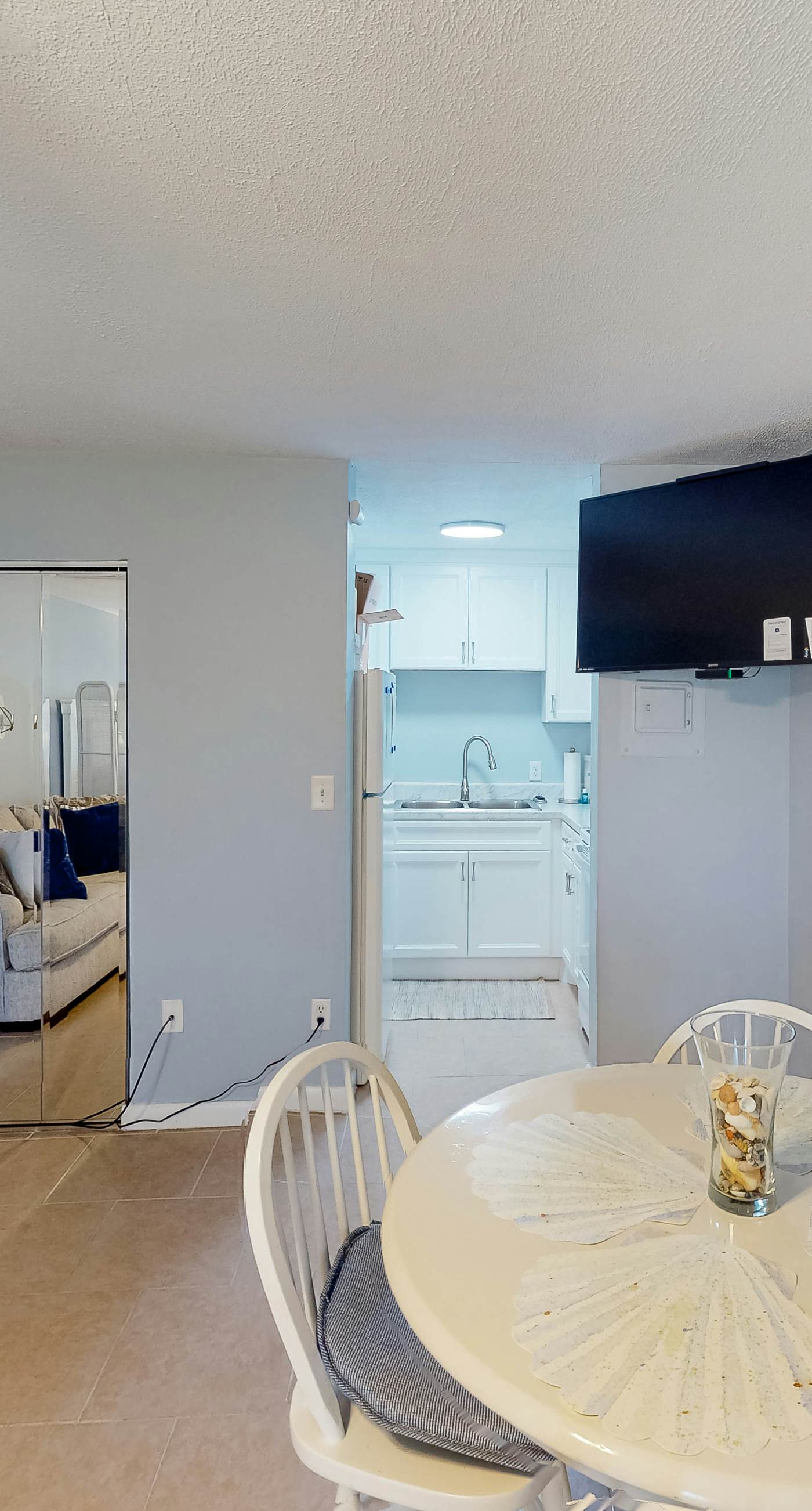 Beautiful condo located on the beach - close to attractions, pool & Hot tub