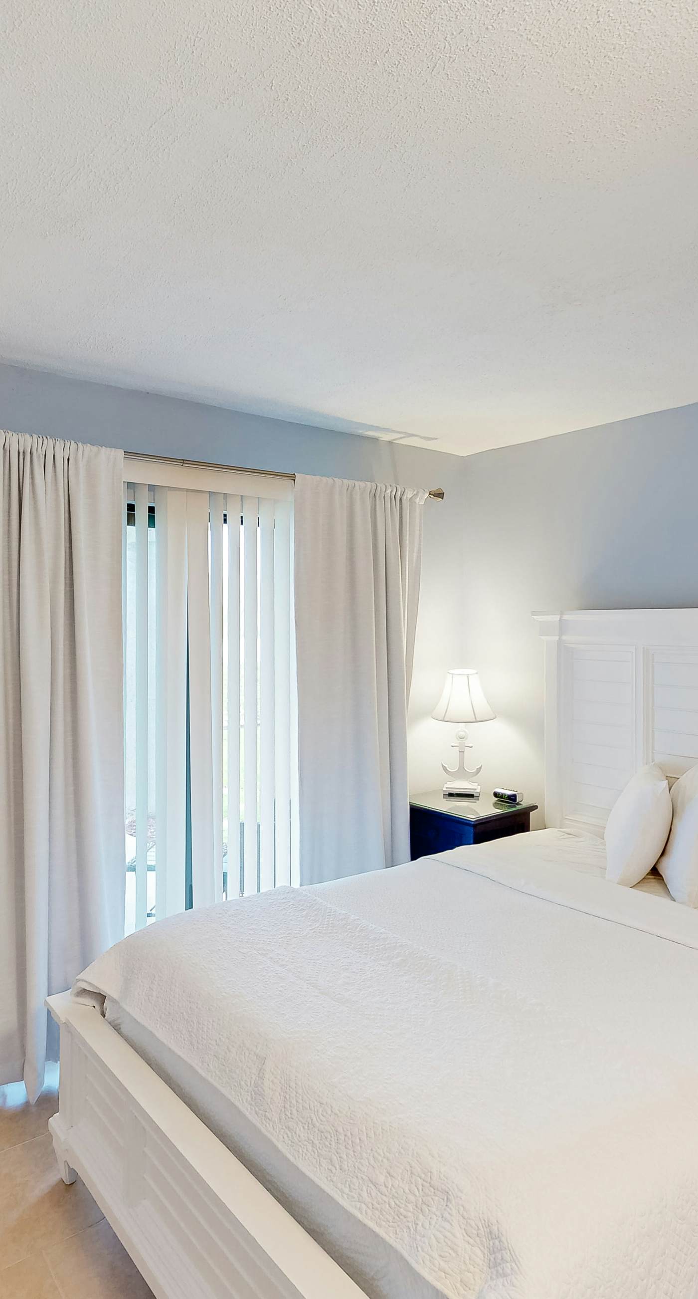 Beautiful condo located on the beach - close to attractions, pool & Hot tub