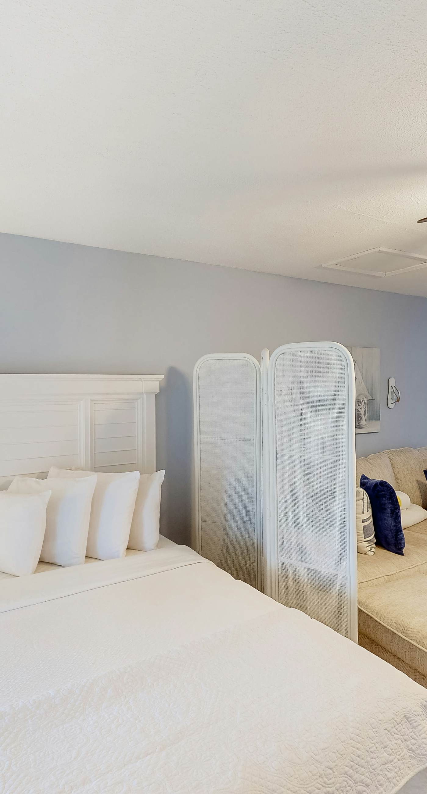 Beautiful condo located on the beach - close to attractions, pool & Hot tub