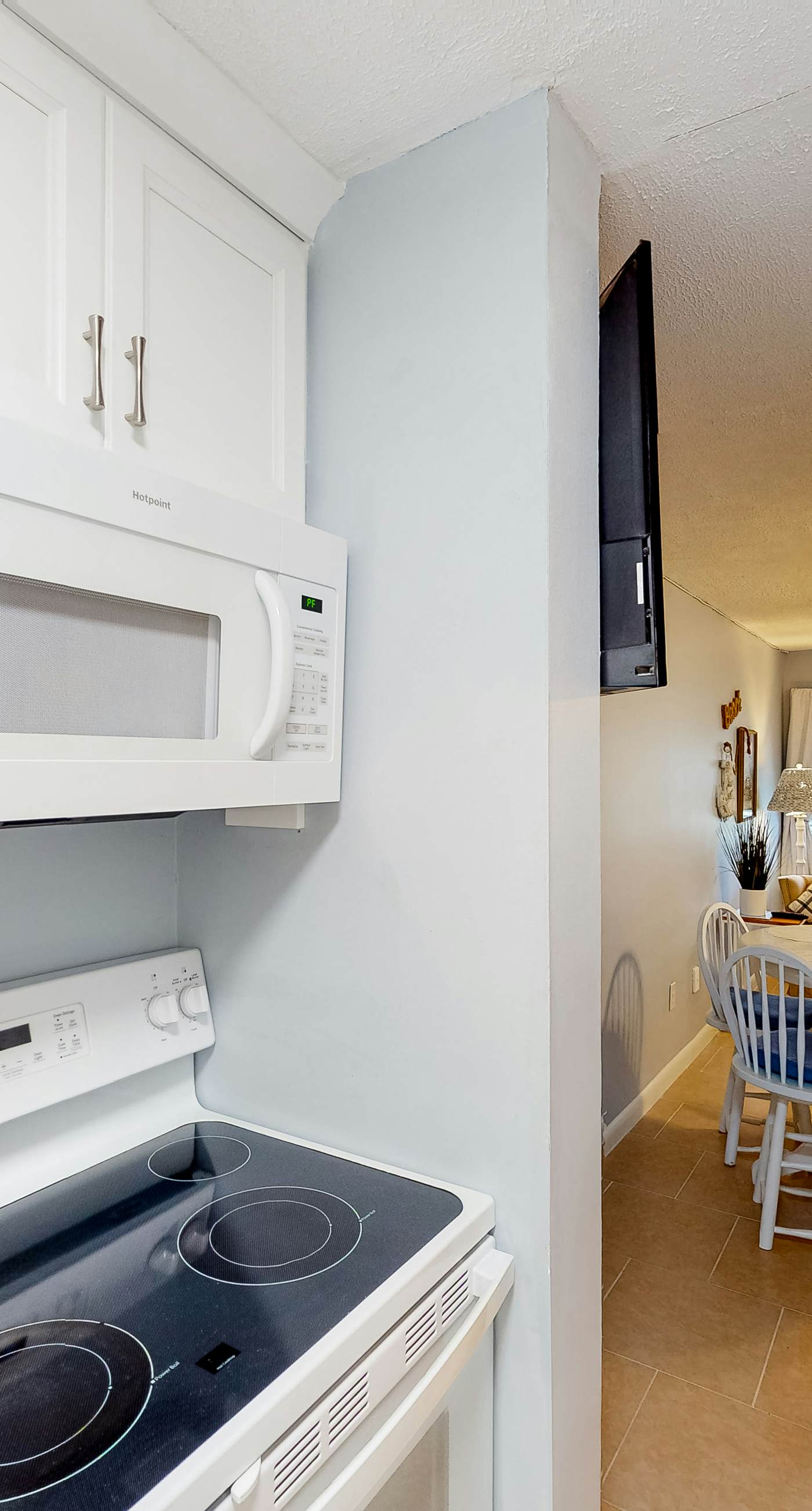 Beautiful condo located on the beach - close to attractions, pool & Hot tub