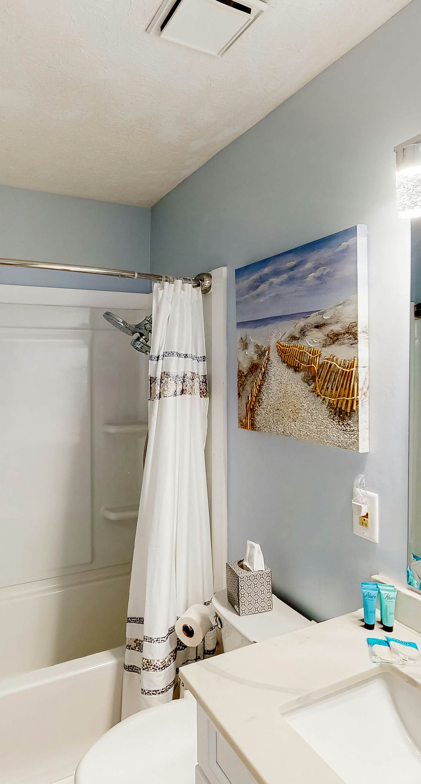 Beautiful condo located on the beach - close to attractions, pool & Hot tub