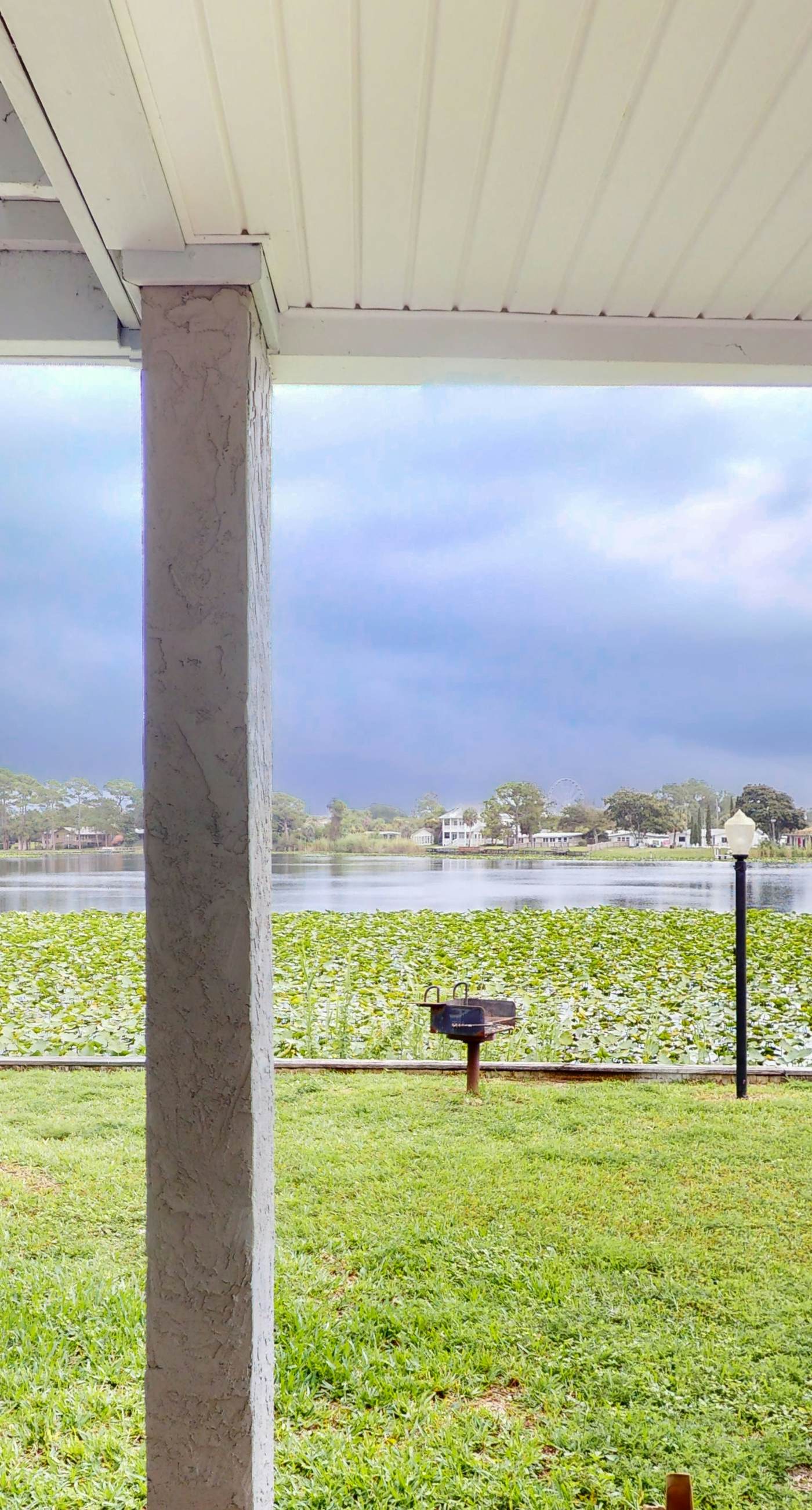 Beautiful condo located on the beach - close to attractions, pool & Hot tub