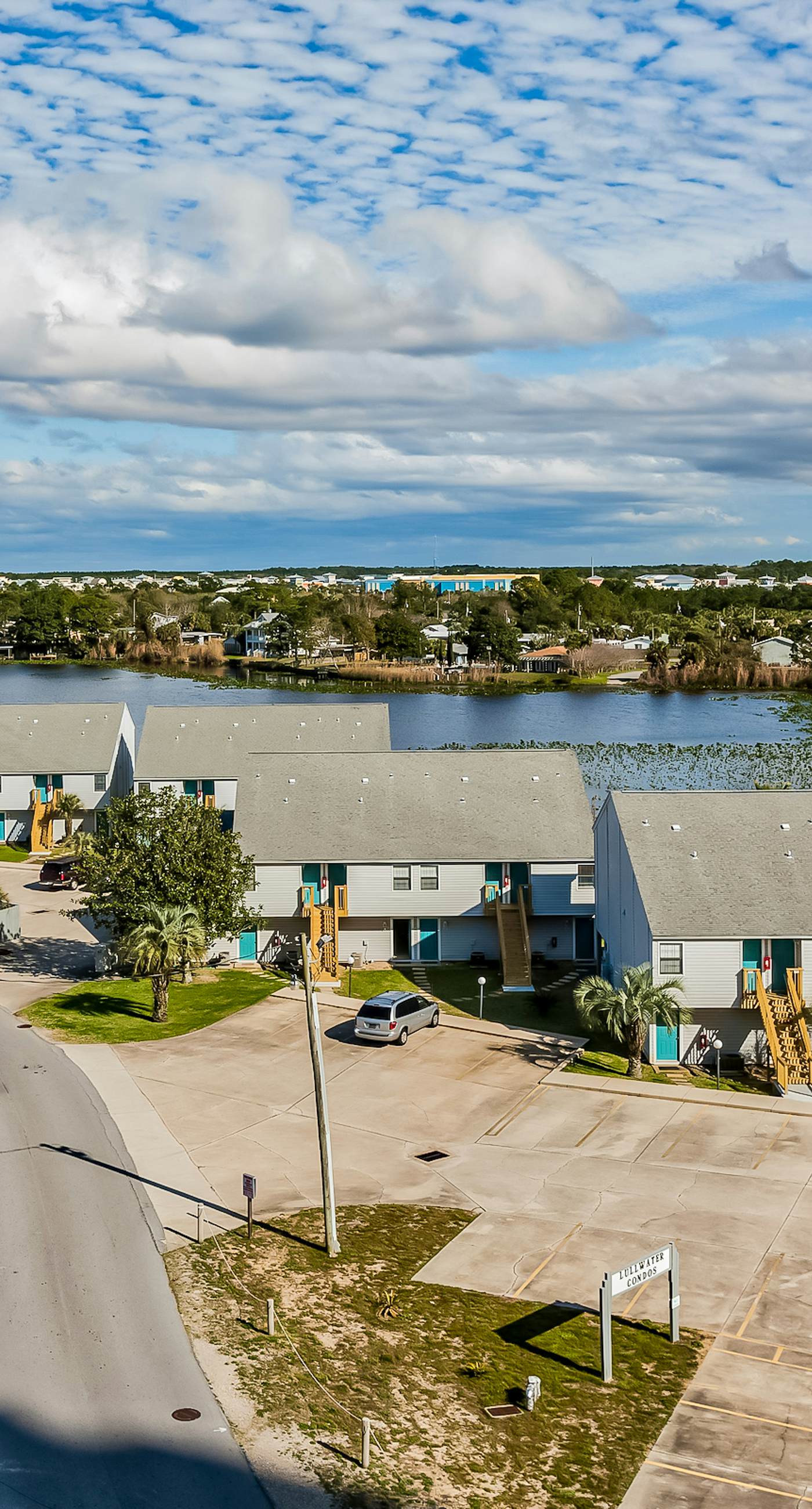 Beautiful condo located on the beach - close to attractions, pool & Hot tub