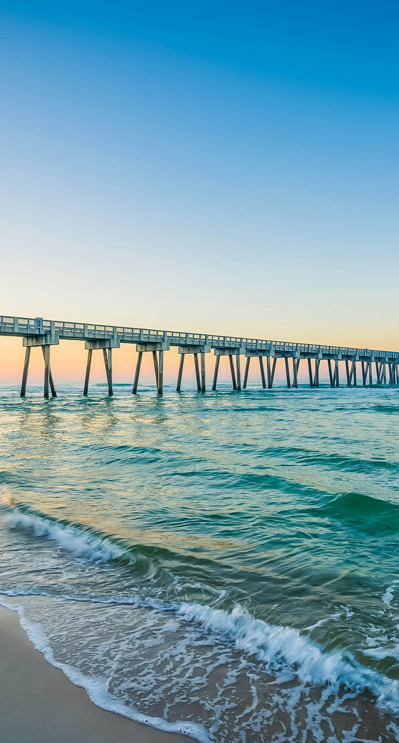 Beautiful condo located on the beach - close to attractions, pool & Hot tub