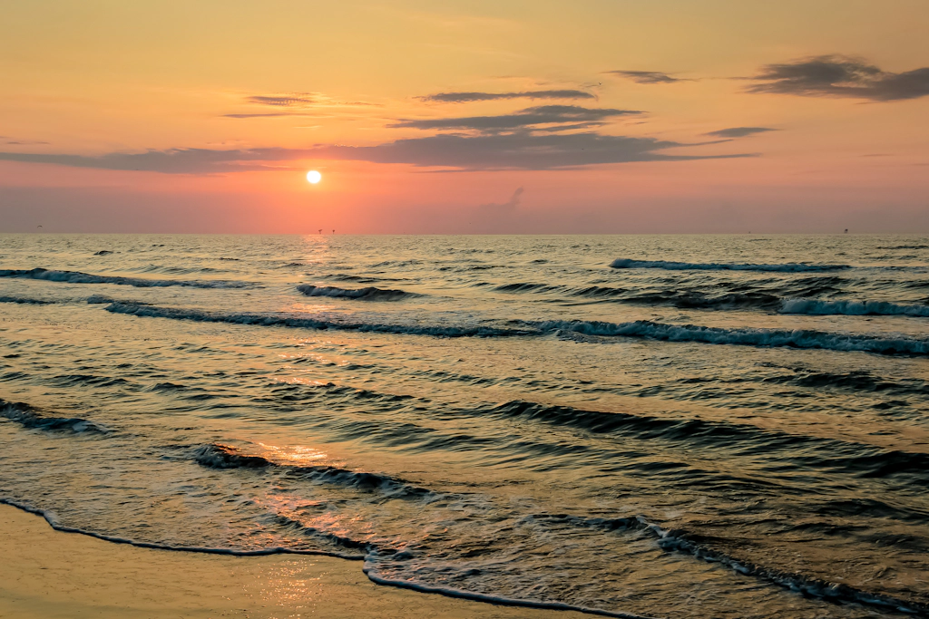 Beautiful condo located on the beach - close to attractions, pool & Hot tub